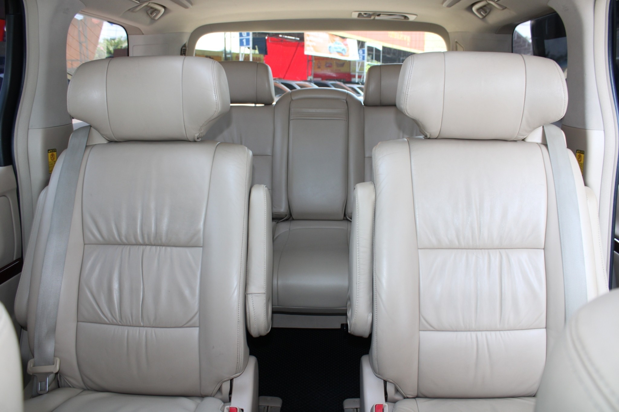 My2010 Toyota Alphard 2.4 V เบนซิน ตัวTop Auto สีบรอนซ์ เดิมสวยไม่มีอุบัติเหตุ ภายในสะอาด เบาะแถวหลังแบบโซฟานั่งสบายมาก (รูปที่ 4)