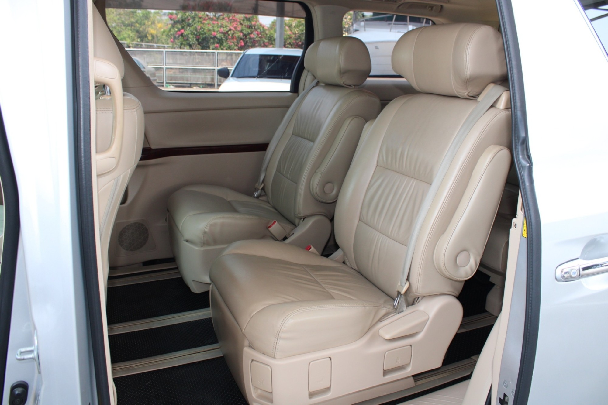 My2010 Toyota Alphard 2.4 V เบนซิน ตัวTop Auto สีบรอนซ์ เดิมสวยไม่มีอุบัติเหตุ ภายในสะอาด เบาะแถวหลังแบบโซฟานั่งสบายมาก (รูปที่ 11)
