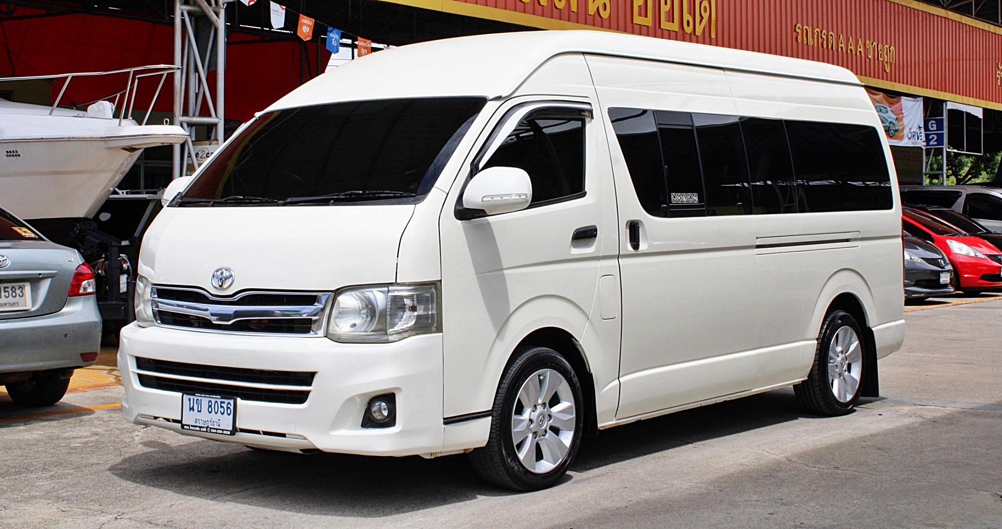 2011 Toyota Hiace COMMUTER ดีเซล 2.5 D4D MT สีขาว เกียร์ธรรมดา มือเดียวออกห้าง แต่ง VIP สวยเรียบร้อยพร้อมออกทัวส์