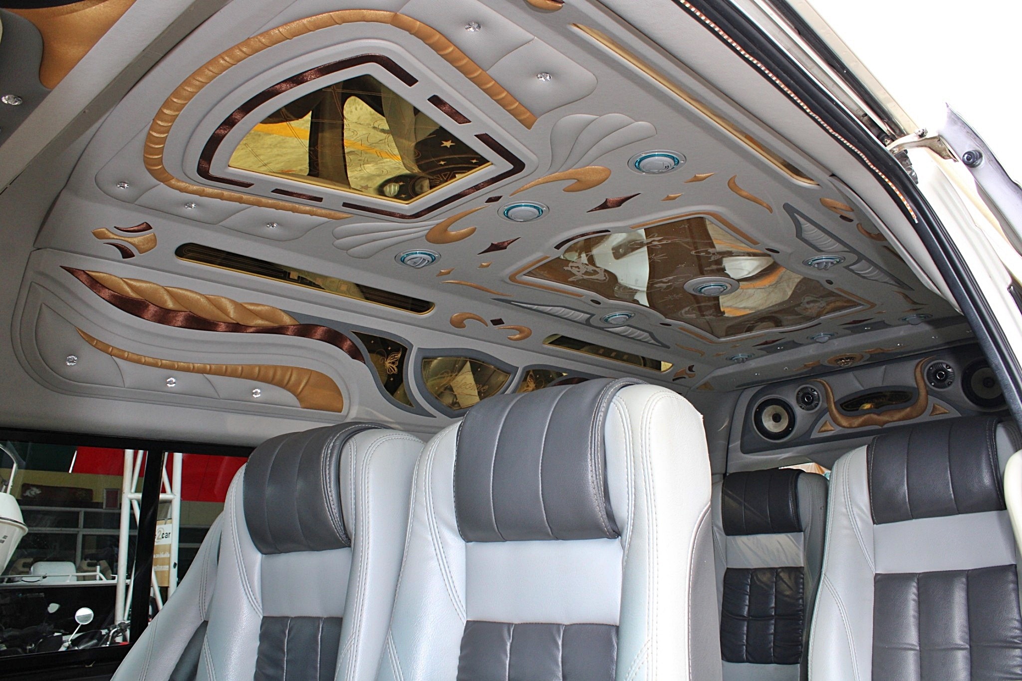 2011 Toyota Hiace COMMUTER ดีเซล 2.5 D4D MT สีขาว เกียร์ธรรมดา มือเดียวออกห้าง แต่ง VIP สวยเรียบร้อยพร้อมออกทัวส์ (รูปที่ 8)