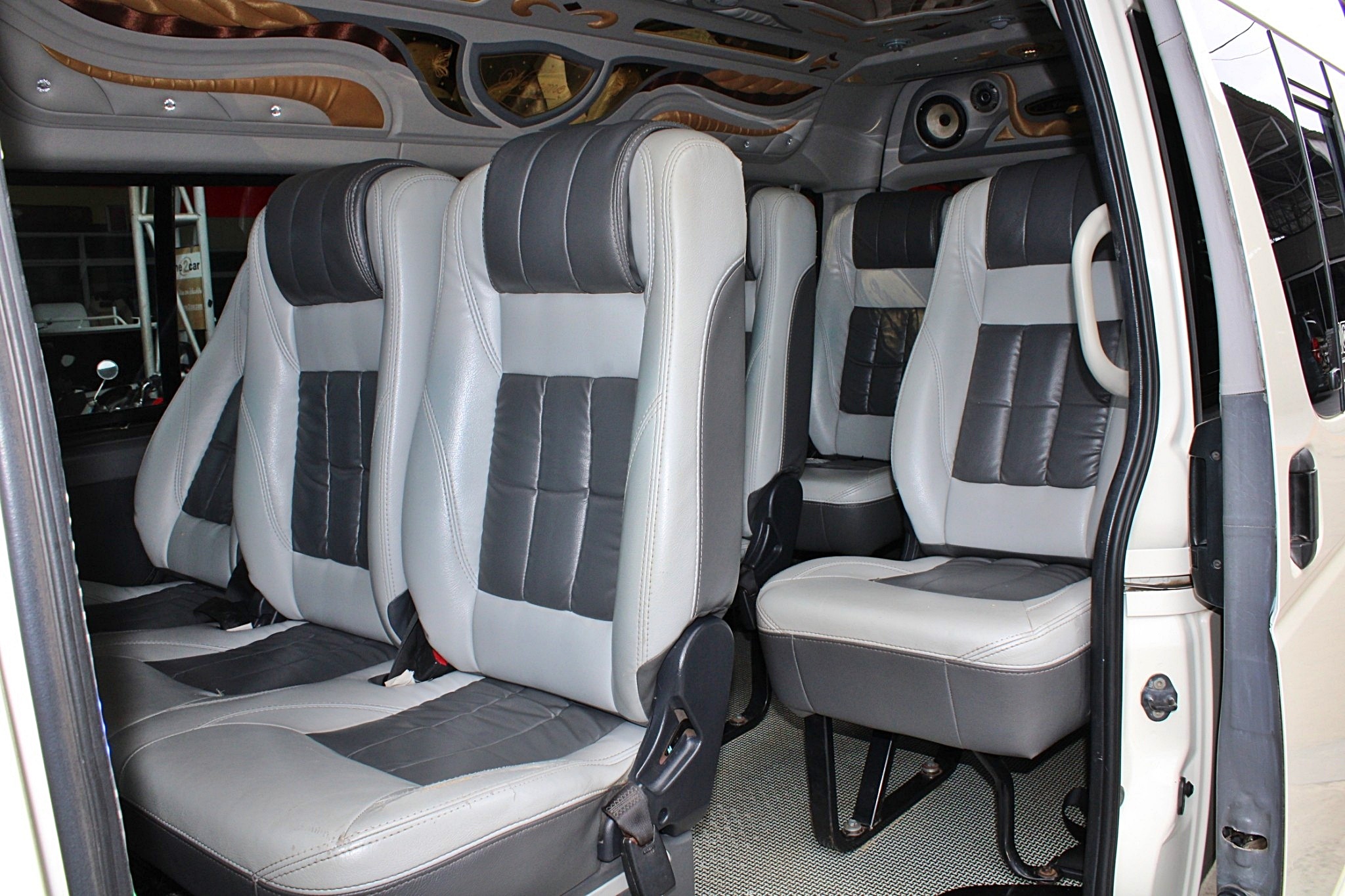 2011 Toyota Hiace COMMUTER ดีเซล 2.5 D4D MT สีขาว เกียร์ธรรมดา มือเดียวออกห้าง แต่ง VIP สวยเรียบร้อยพร้อมออกทัวส์ (รูปที่ 10)