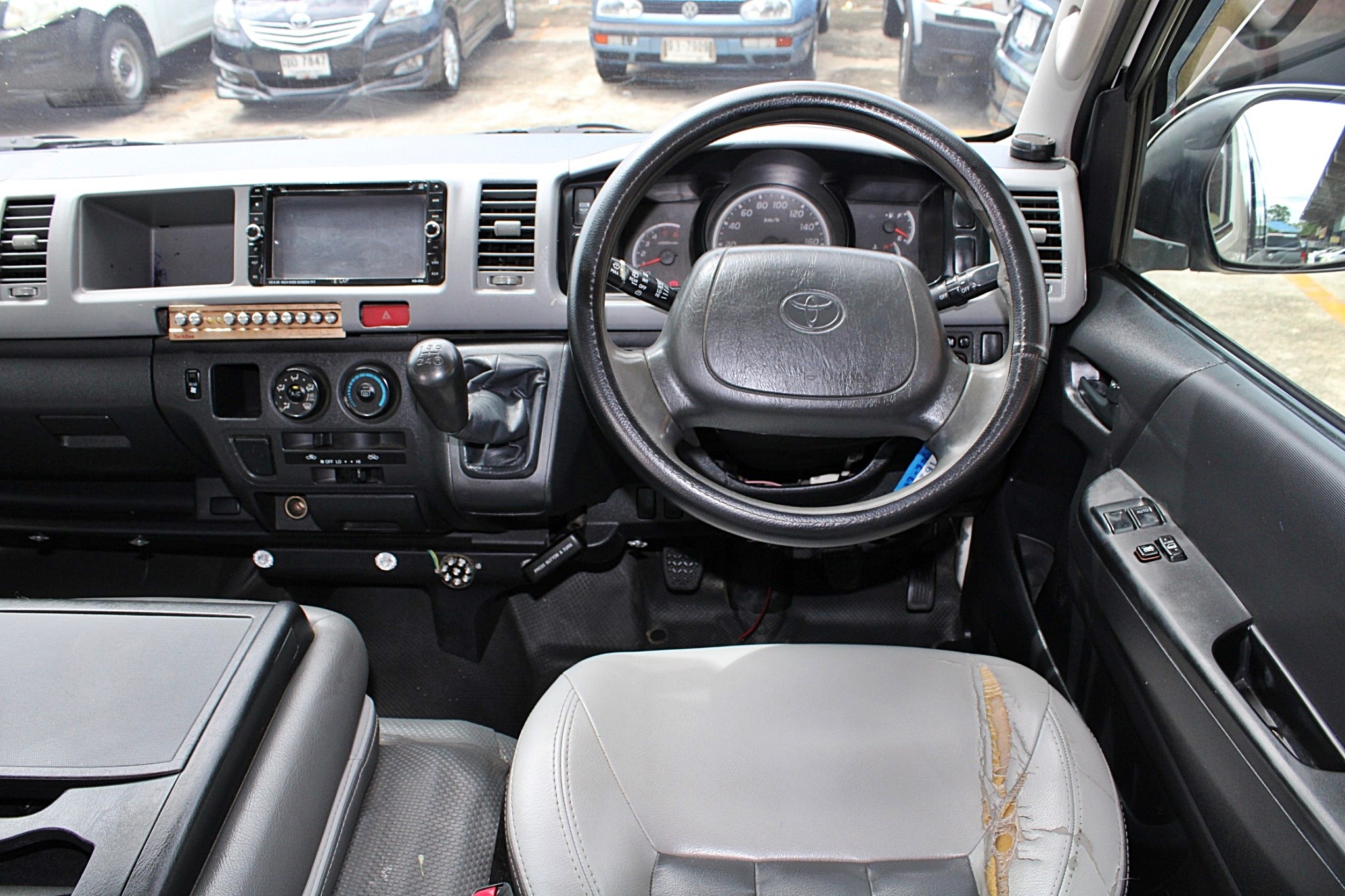 2011 Toyota Hiace COMMUTER ดีเซล 2.5 D4D MT สีขาว เกียร์ธรรมดา มือเดียวออกห้าง แต่ง VIP สวยเรียบร้อยพร้อมออกทัวส์ (รูปที่ 7)