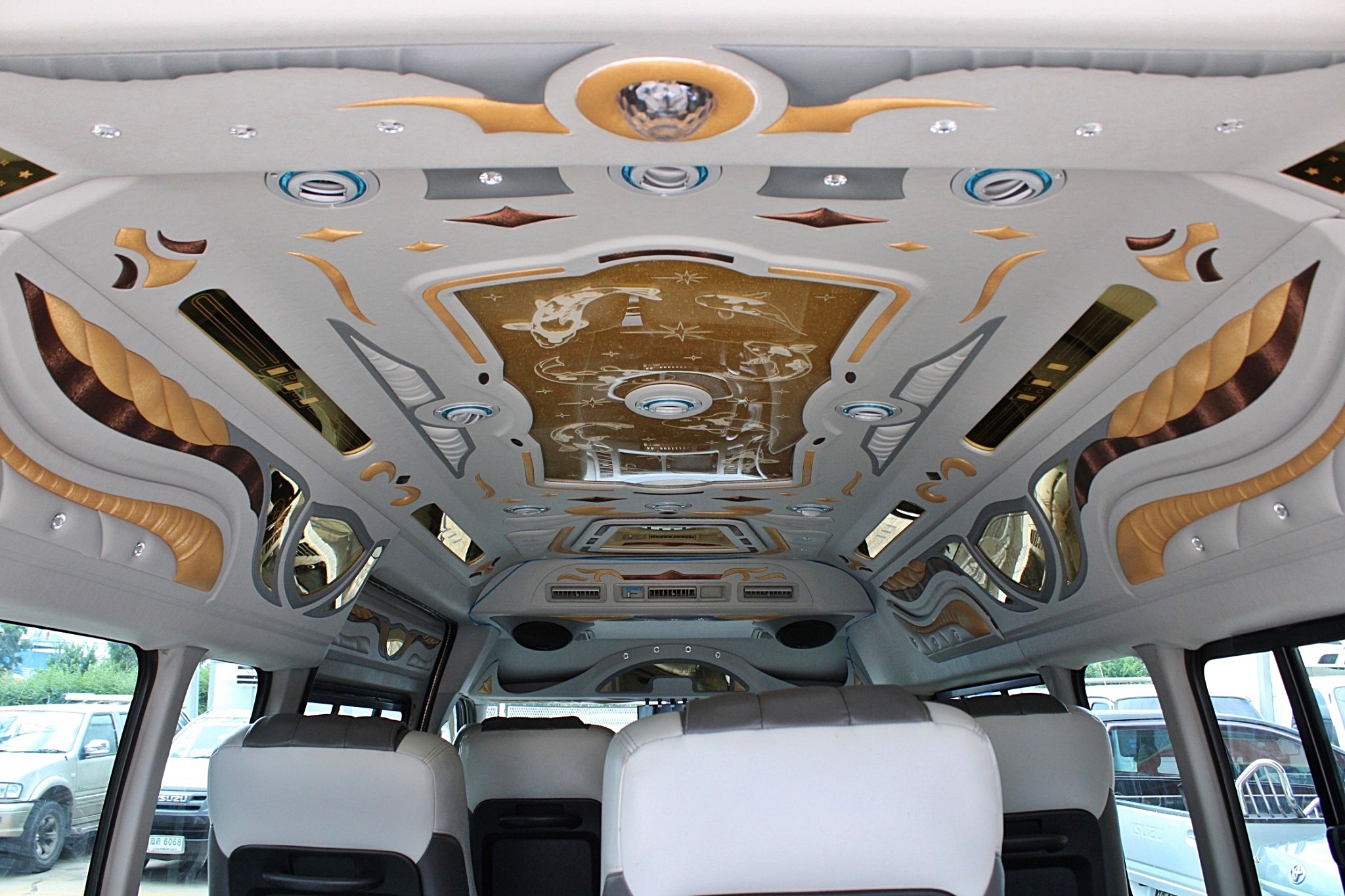 2011 Toyota Hiace COMMUTER ดีเซล 2.5 D4D MT สีขาว เกียร์ธรรมดา มือเดียวออกห้าง แต่ง VIP สวยเรียบร้อยพร้อมออกทัวส์ (รูปที่ 13)