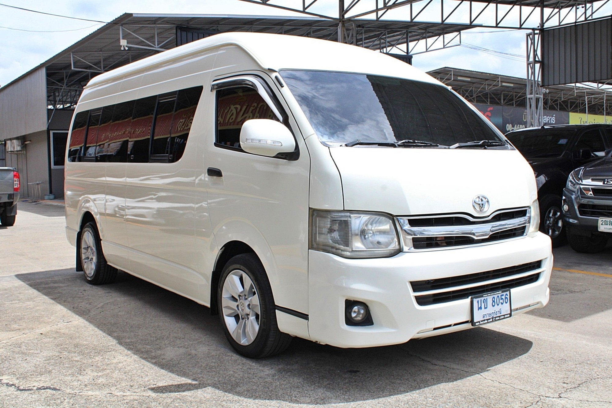 2011 Toyota Hiace COMMUTER ดีเซล 2.5 D4D MT สีขาว เกียร์ธรรมดา มือเดียวออกห้าง แต่ง VIP สวยเรียบร้อยพร้อมออกทัวส์ (รูปที่ 3)