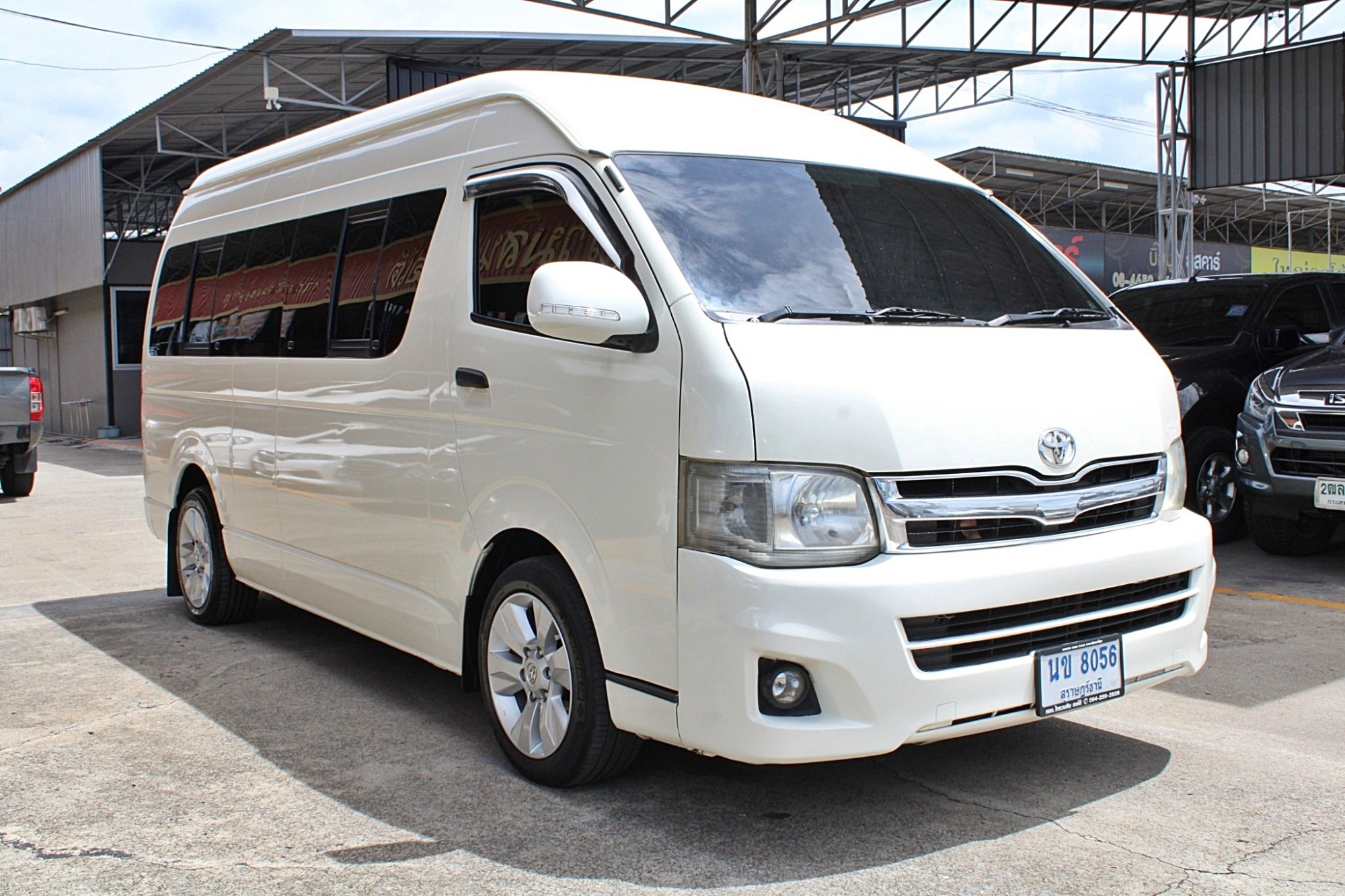 2011 Toyota Hiace COMMUTER ดีเซล 2.5 D4D MT สีขาว เกียร์ธรรมดา มือเดียวออกห้าง แต่ง VIP สวยเรียบร้อยพร้อมออกทัวส์