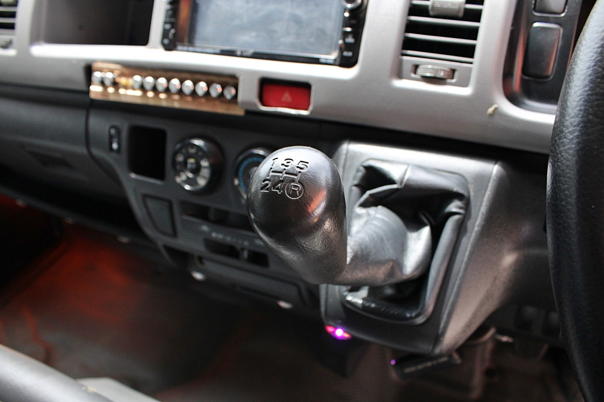 2011 Toyota Hiace COMMUTER ดีเซล 2.5 D4D MT สีขาว เกียร์ธรรมดา มือเดียวออกห้าง แต่ง VIP สวยเรียบร้อยพร้อมออกทัวส์ (รูปที่ 6)