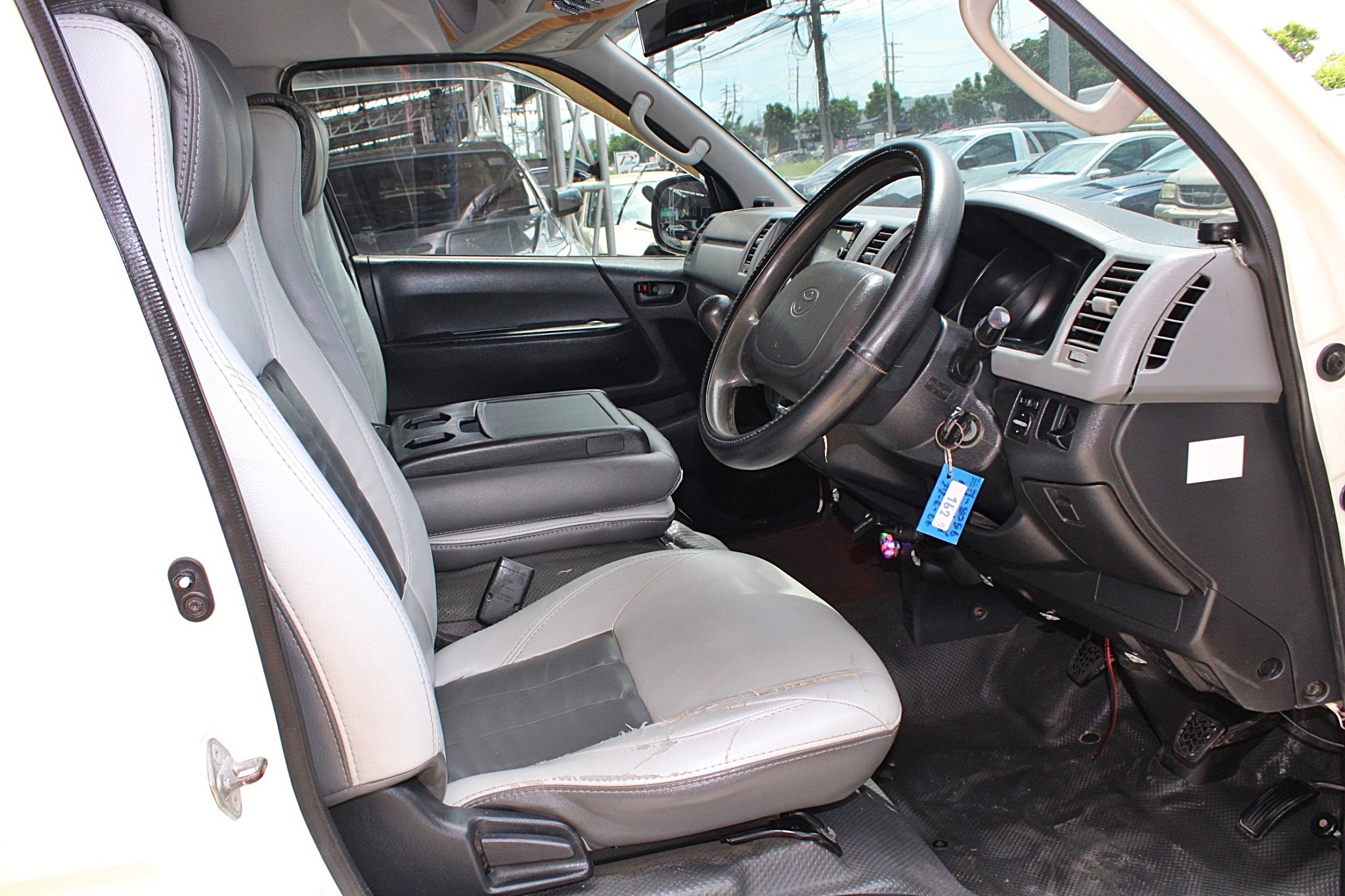 2011 Toyota Hiace COMMUTER ดีเซล 2.5 D4D MT สีขาว เกียร์ธรรมดา มือเดียวออกห้าง แต่ง VIP สวยเรียบร้อยพร้อมออกทัวส์ (รูปที่ 15)