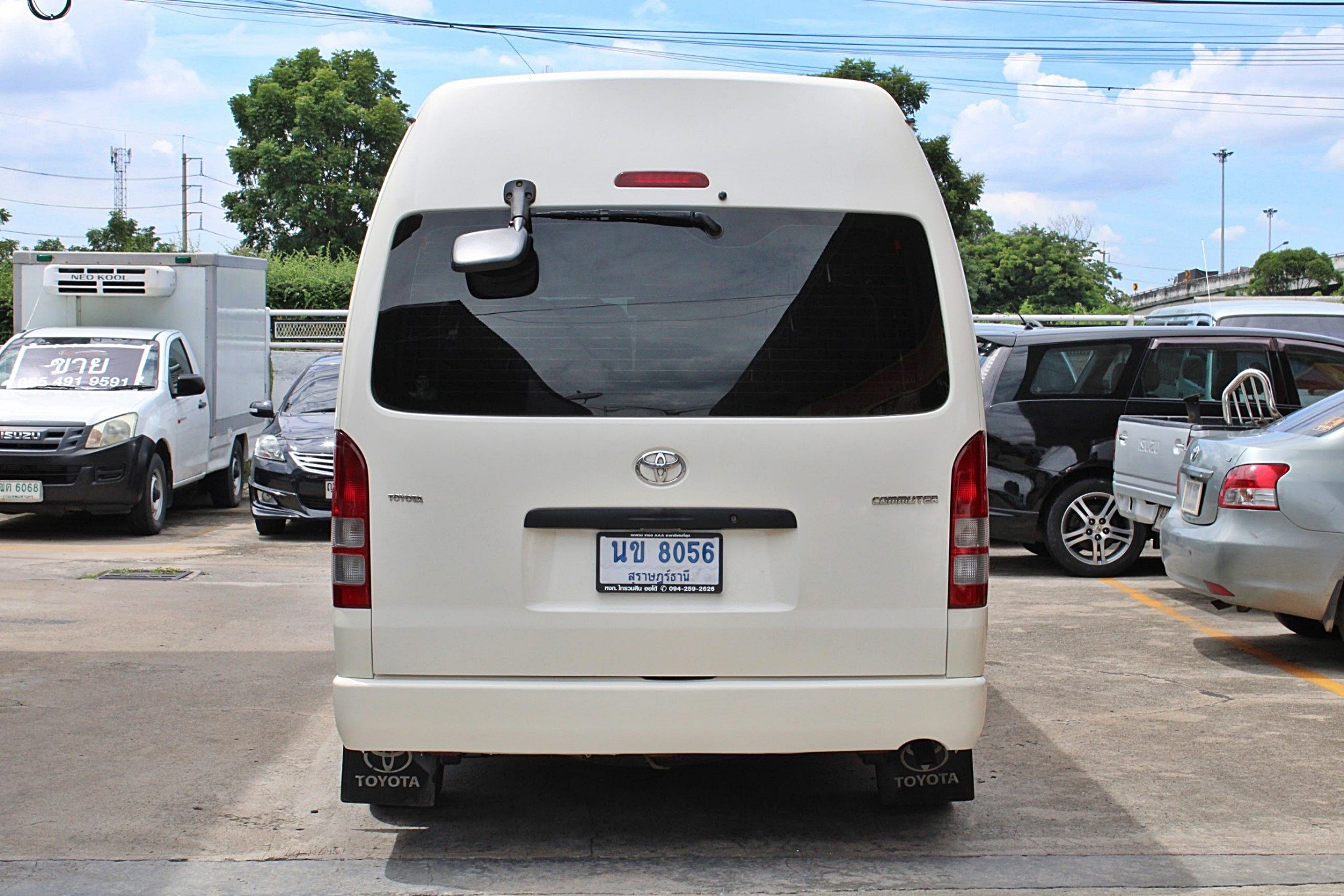 2011 Toyota Hiace COMMUTER ดีเซล 2.5 D4D MT สีขาว เกียร์ธรรมดา มือเดียวออกห้าง แต่ง VIP สวยเรียบร้อยพร้อมออกทัวส์ (รูปที่ 12)