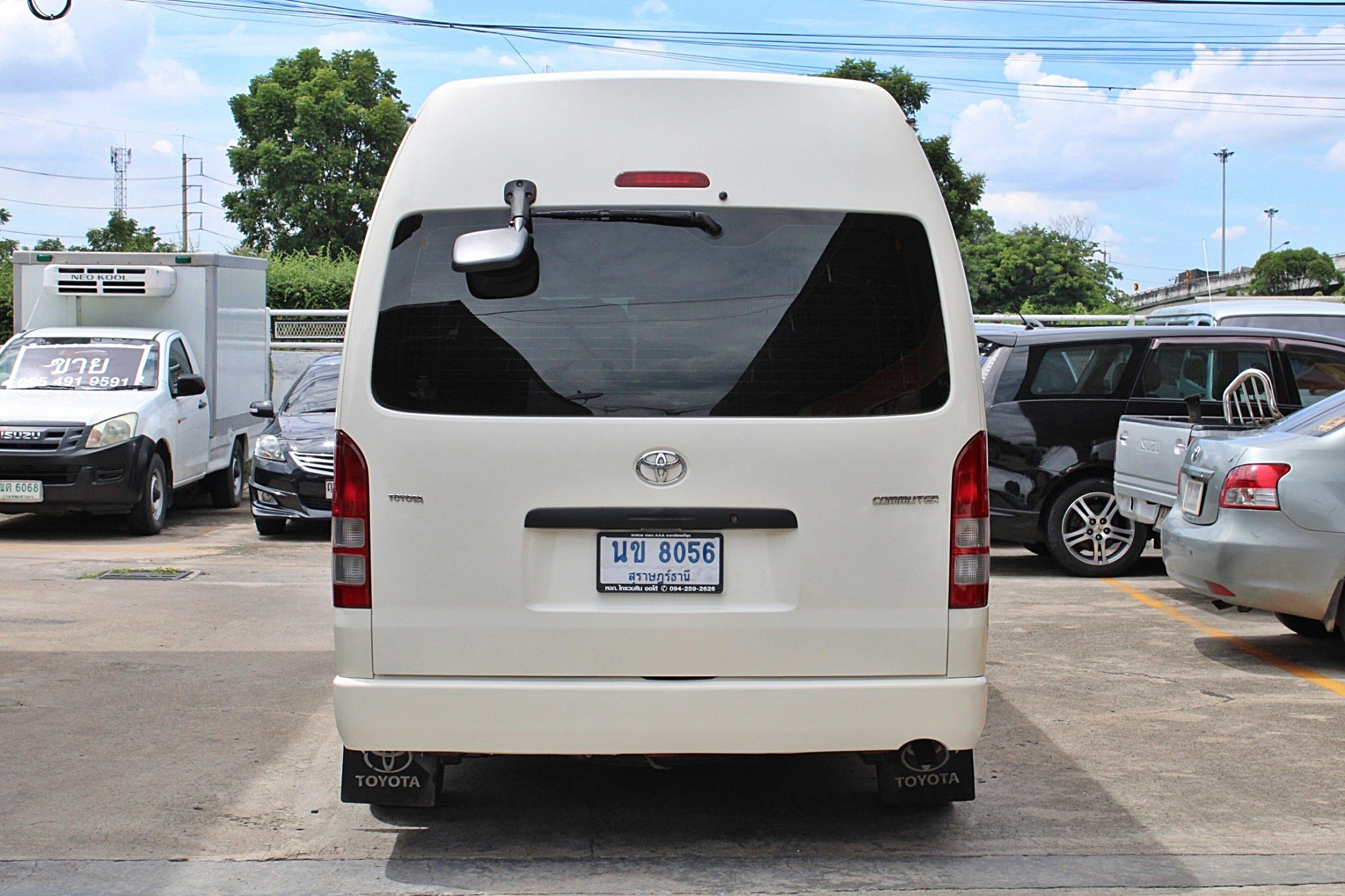 2011 Toyota Hiace COMMUTER ดีเซล 2.5 D4D MT สีขาว เกียร์ธรรมดา มือเดียวออกห้าง แต่ง VIP สวยเรียบร้อยพร้อมออกทัวส์