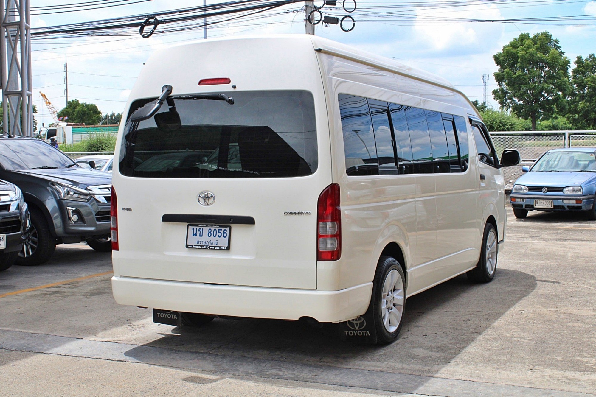 2011 Toyota Hiace COMMUTER ดีเซล 2.5 D4D MT สีขาว เกียร์ธรรมดา มือเดียวออกห้าง แต่ง VIP สวยเรียบร้อยพร้อมออกทัวส์