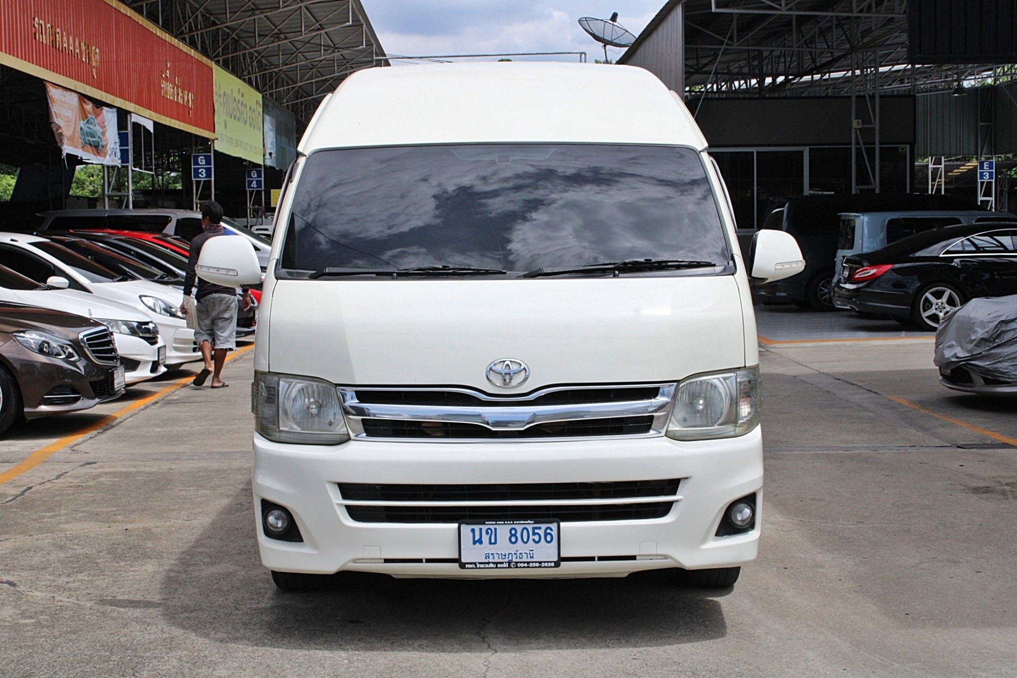 2011 Toyota Hiace COMMUTER ดีเซล 2.5 D4D MT สีขาว เกียร์ธรรมดา มือเดียวออกห้าง แต่ง VIP สวยเรียบร้อยพร้อมออกทัวส์ (รูปที่ 2)