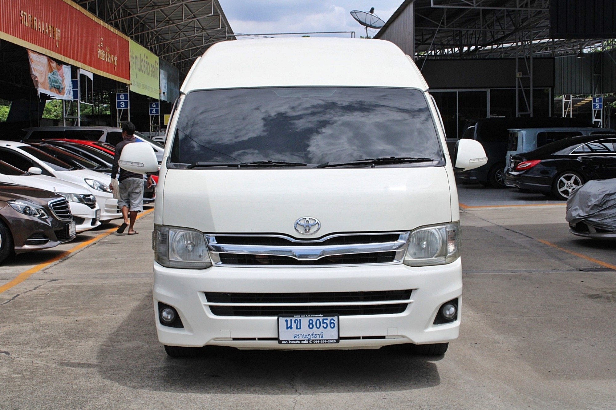 2011 Toyota Hiace COMMUTER ดีเซล 2.5 D4D MT สีขาว เกียร์ธรรมดา มือเดียวออกห้าง แต่ง VIP สวยเรียบร้อยพร้อมออกทัวส์