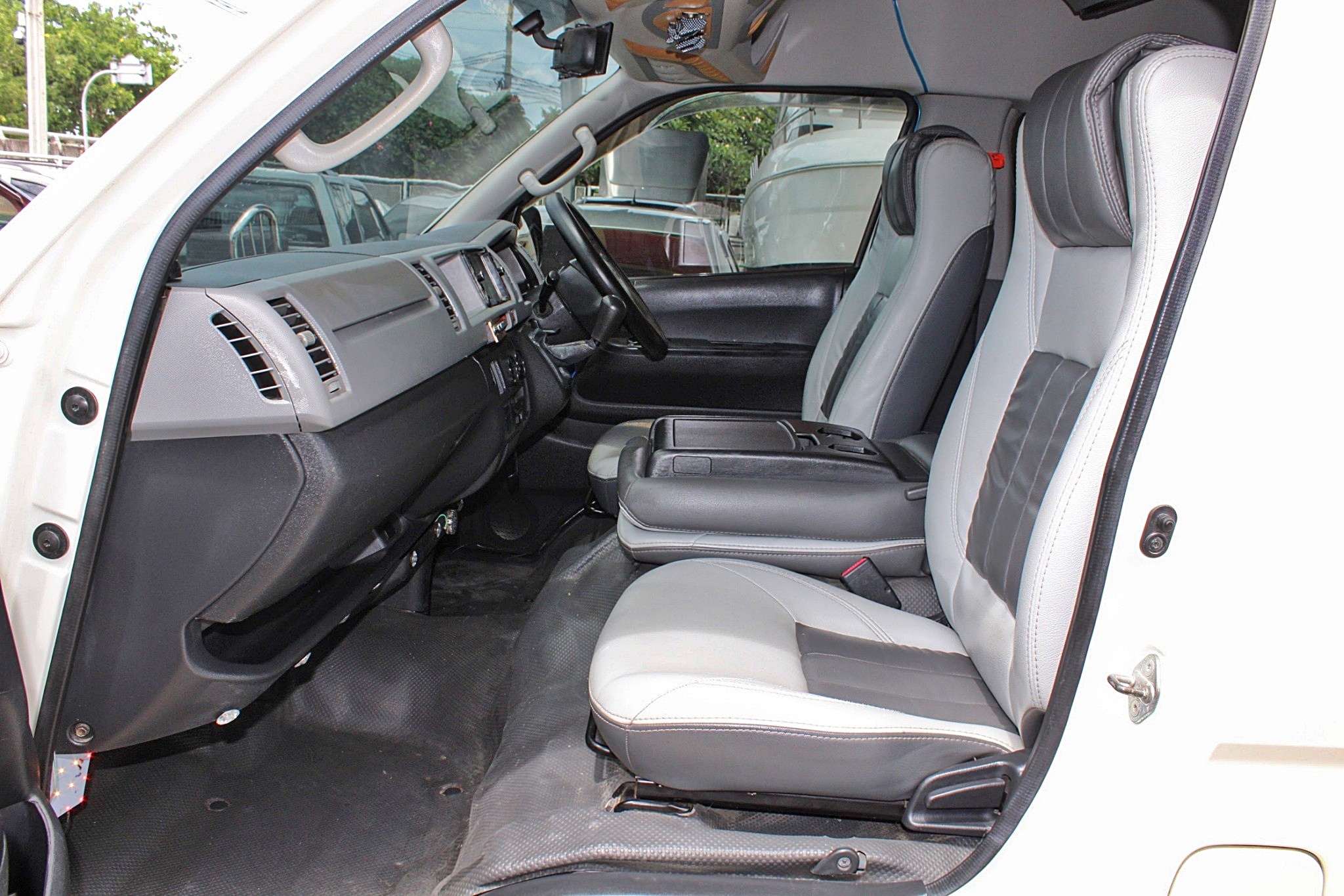 2011 Toyota Hiace COMMUTER ดีเซล 2.5 D4D MT สีขาว เกียร์ธรรมดา มือเดียวออกห้าง แต่ง VIP สวยเรียบร้อยพร้อมออกทัวส์ (รูปที่ 4)