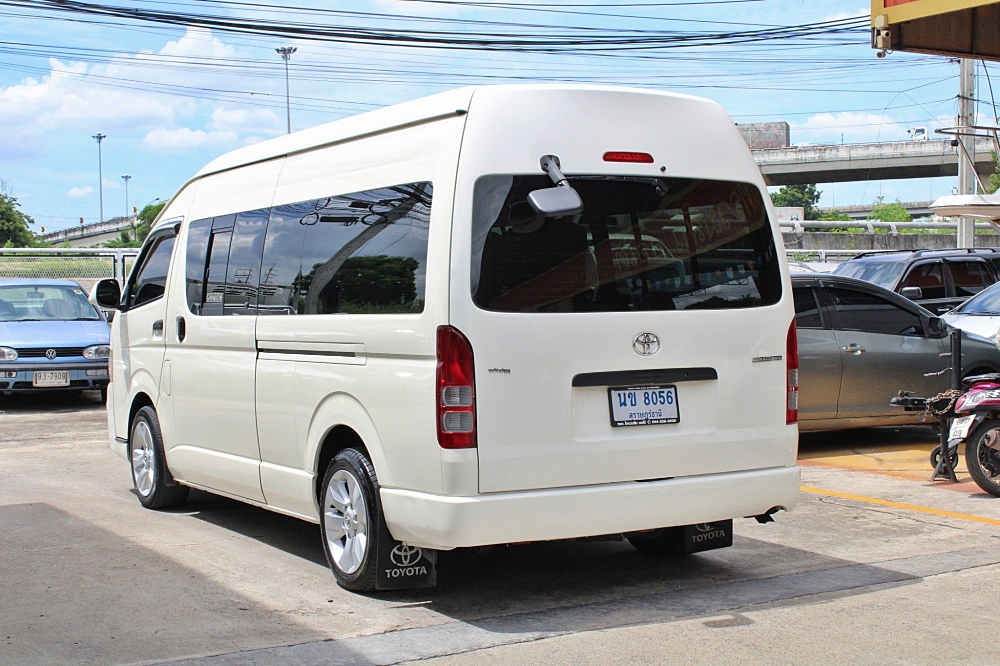 2011 Toyota Hiace COMMUTER ดีเซล 2.5 D4D MT สีขาว เกียร์ธรรมดา มือเดียวออกห้าง แต่ง VIP สวยเรียบร้อยพร้อมออกทัวส์