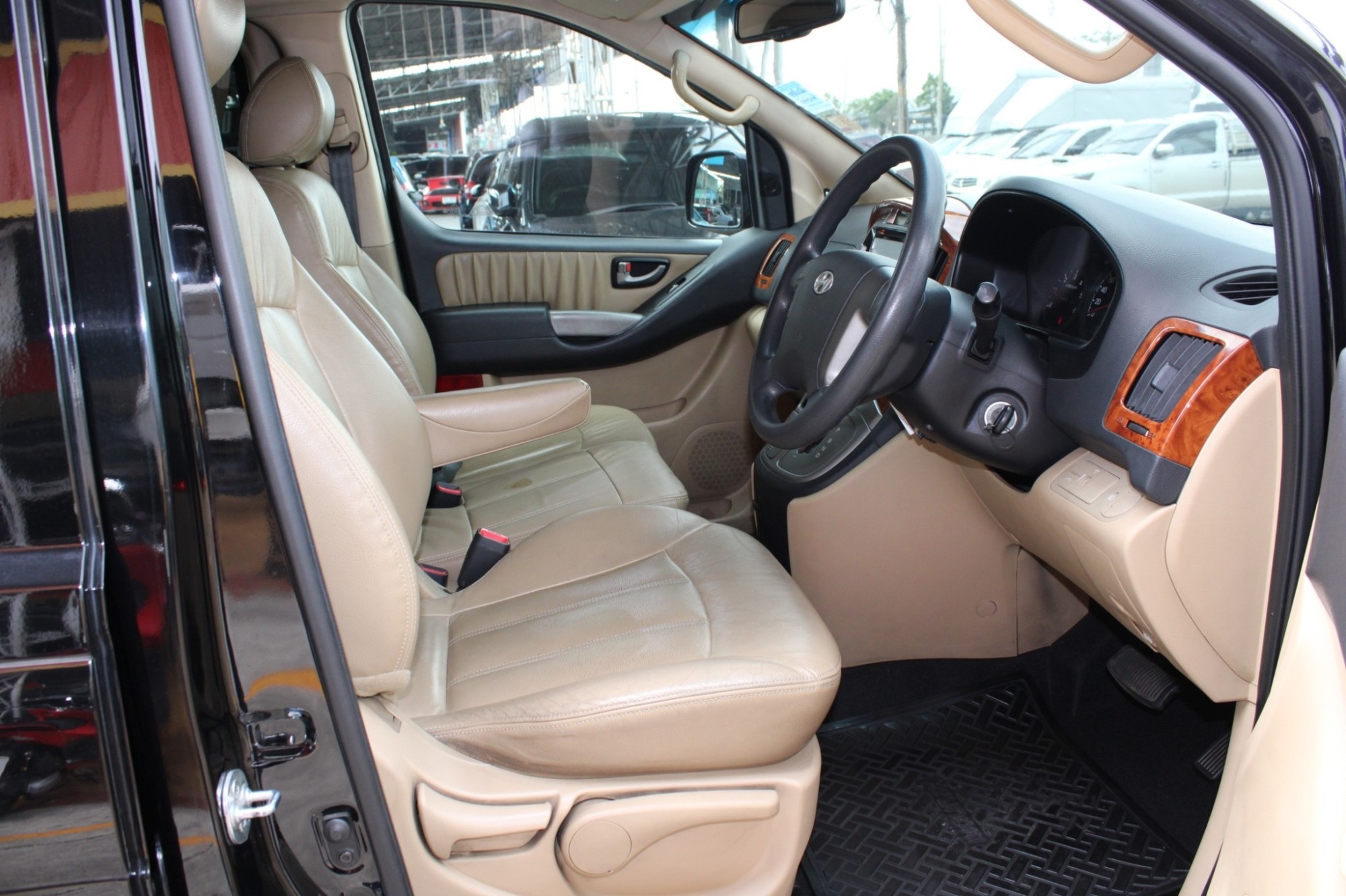 2014 Hyundai H-1 Minor Change 2.5 Deluxe เครื่องA2 AT สีดำ เกียร์ออโต้ทิปโทนิก รุ่นTop ดีเซลสุดประหยัดรถบ้านมือเดียวออกห้าง เบาะเดิมครบ สีเดิมทุกชิ้น (รูปที่ 5)