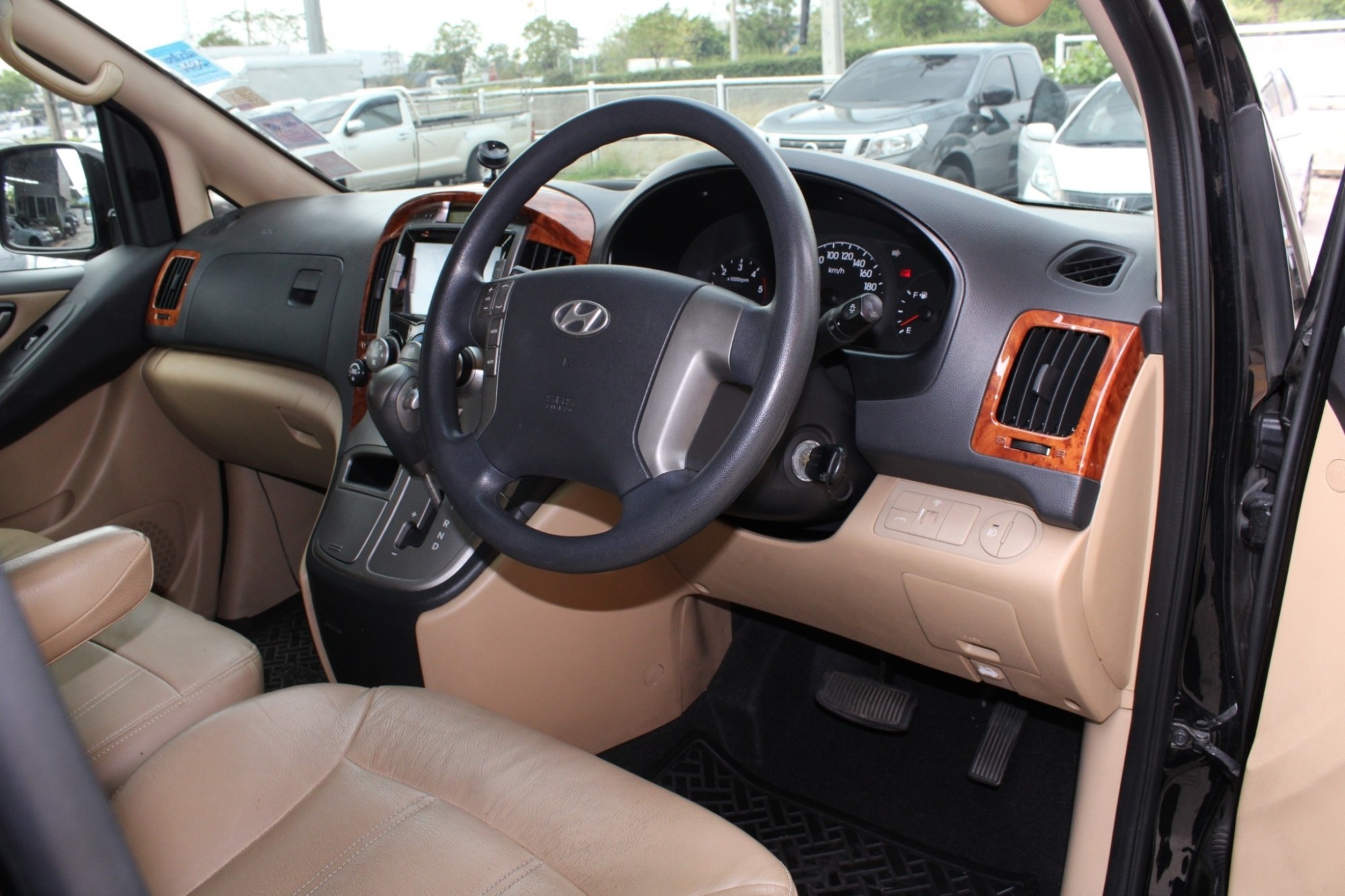 2014 Hyundai H-1 Minor Change 2.5 Deluxe เครื่องA2 AT สีดำ เกียร์ออโต้ทิปโทนิก รุ่นTop ดีเซลสุดประหยัดรถบ้านมือเดียวออกห้าง เบาะเดิมครบ สีเดิมทุกชิ้น (รูปที่ 10)