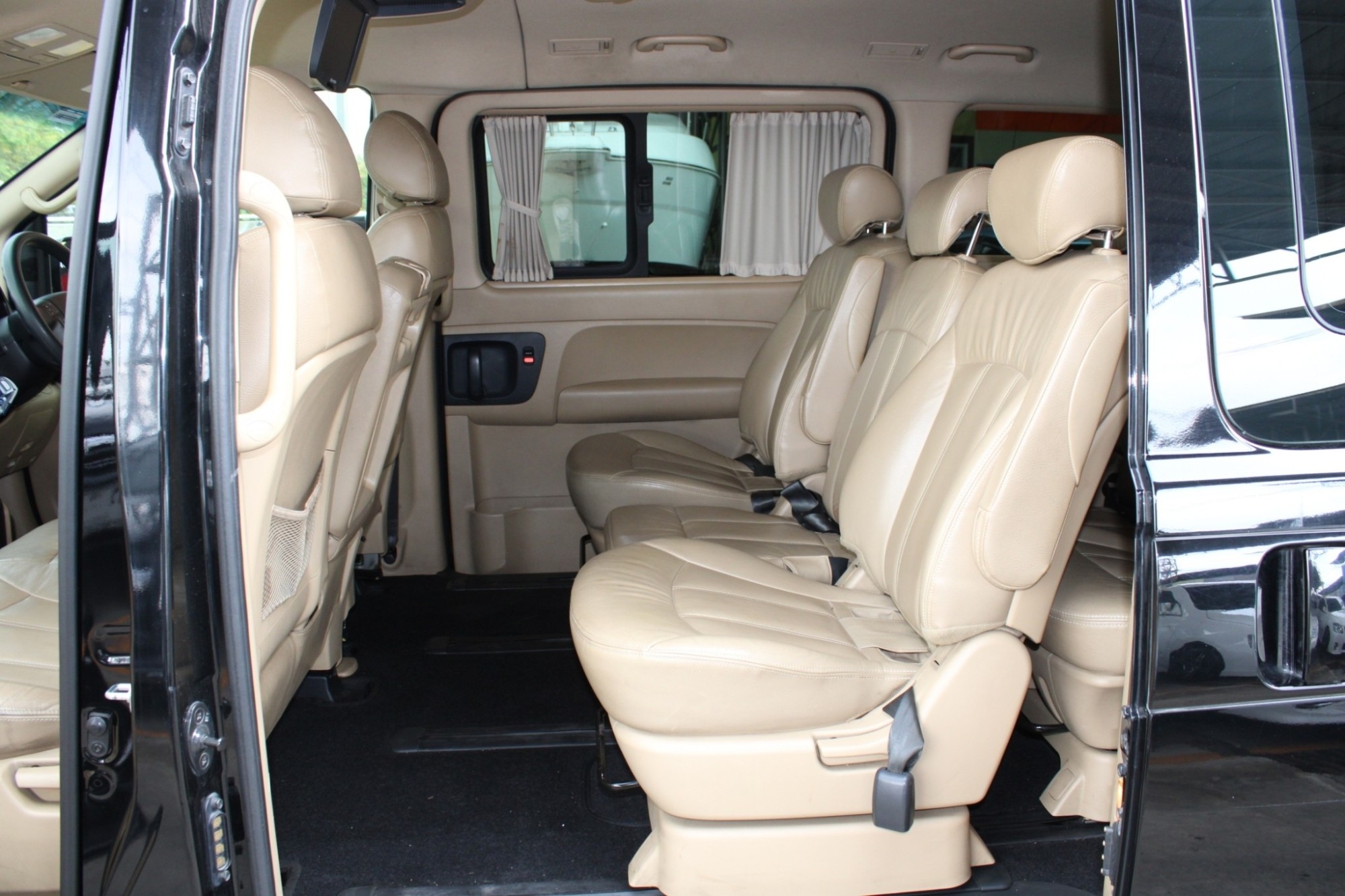 2014 Hyundai H-1 Minor Change 2.5 Deluxe เครื่องA2 AT สีดำ เกียร์ออโต้ทิปโทนิก รุ่นTop ดีเซลสุดประหยัดรถบ้านมือเดียวออกห้าง เบาะเดิมครบ สีเดิมทุกชิ้น (รูปที่ 6)