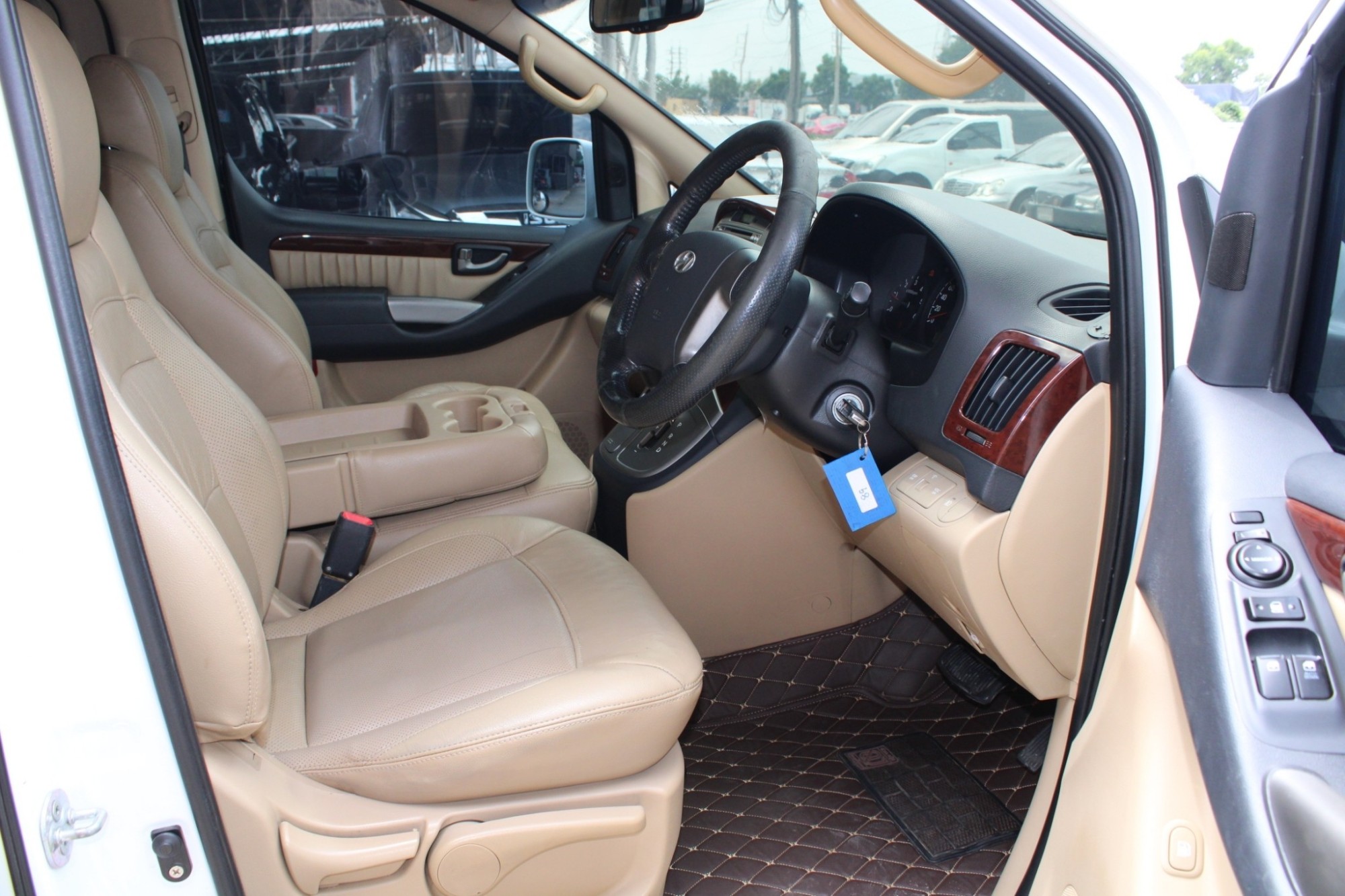 2012 Hyundai Grand Starex 2.5 VIP Wagon AT สีขาว เกียร์อัตโนมัติ 5 สปีด ทิปโทนิก เครื่องยนต์เทอร์โบดีเซล 175 Hp สุดประหยัด ภายในแต่งvip (รูปที่ 5)