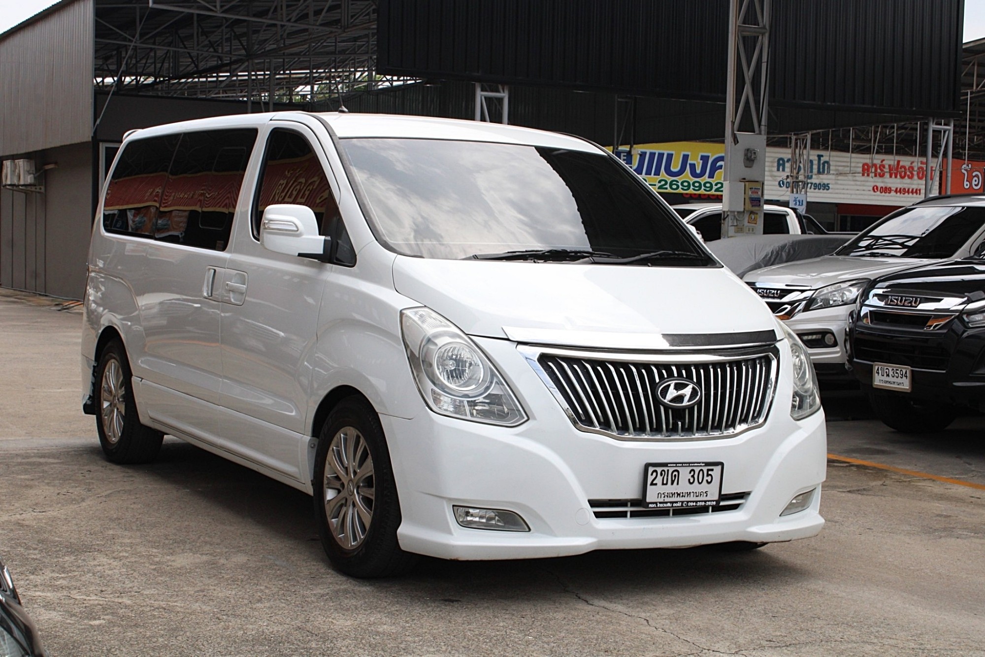 2012 Hyundai Grand Starex 2.5 VIP Wagon AT สีขาว เกียร์อัตโนมัติ 5 สปีด ทิปโทนิก เครื่องยนต์เทอร์โบดีเซล 175 Hp สุดประหยัด ภายในแต่งvip (รูปที่ 2)