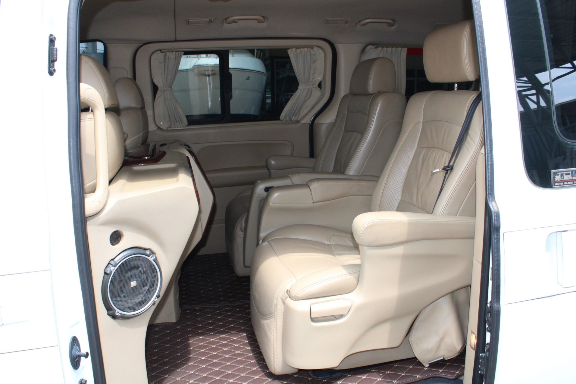 2012 Hyundai Grand Starex 2.5 VIP Wagon AT สีขาว เกียร์อัตโนมัติ 5 สปีด ทิปโทนิก เครื่องยนต์เทอร์โบดีเซล 175 Hp สุดประหยัด ภายในแต่งvip (รูปที่ 15)