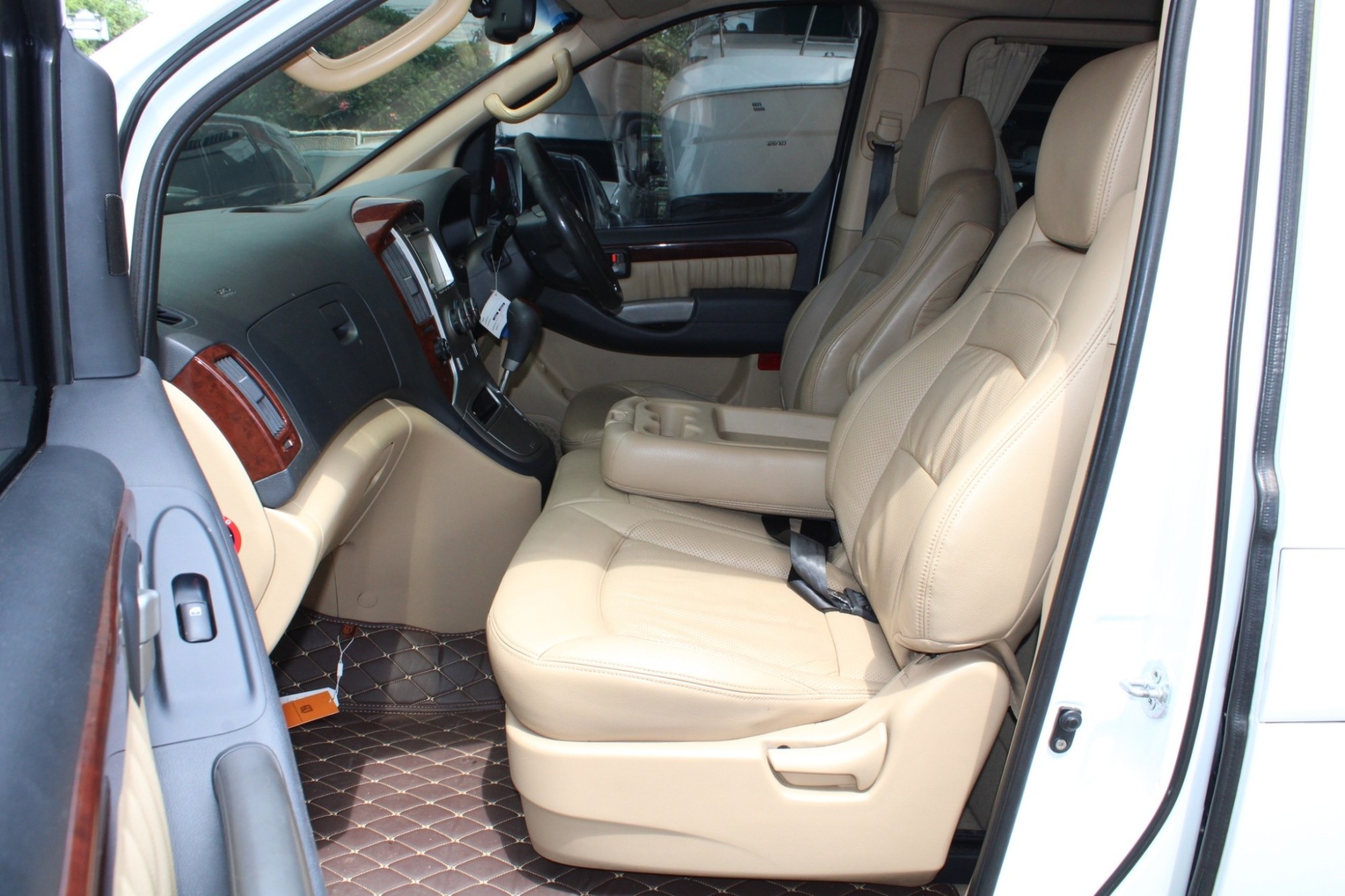 2012 Hyundai Grand Starex 2.5 VIP Wagon AT สีขาว เกียร์อัตโนมัติ 5 สปีด ทิปโทนิก เครื่องยนต์เทอร์โบดีเซล 175 Hp สุดประหยัด ภายในแต่งvip (รูปที่ 8)