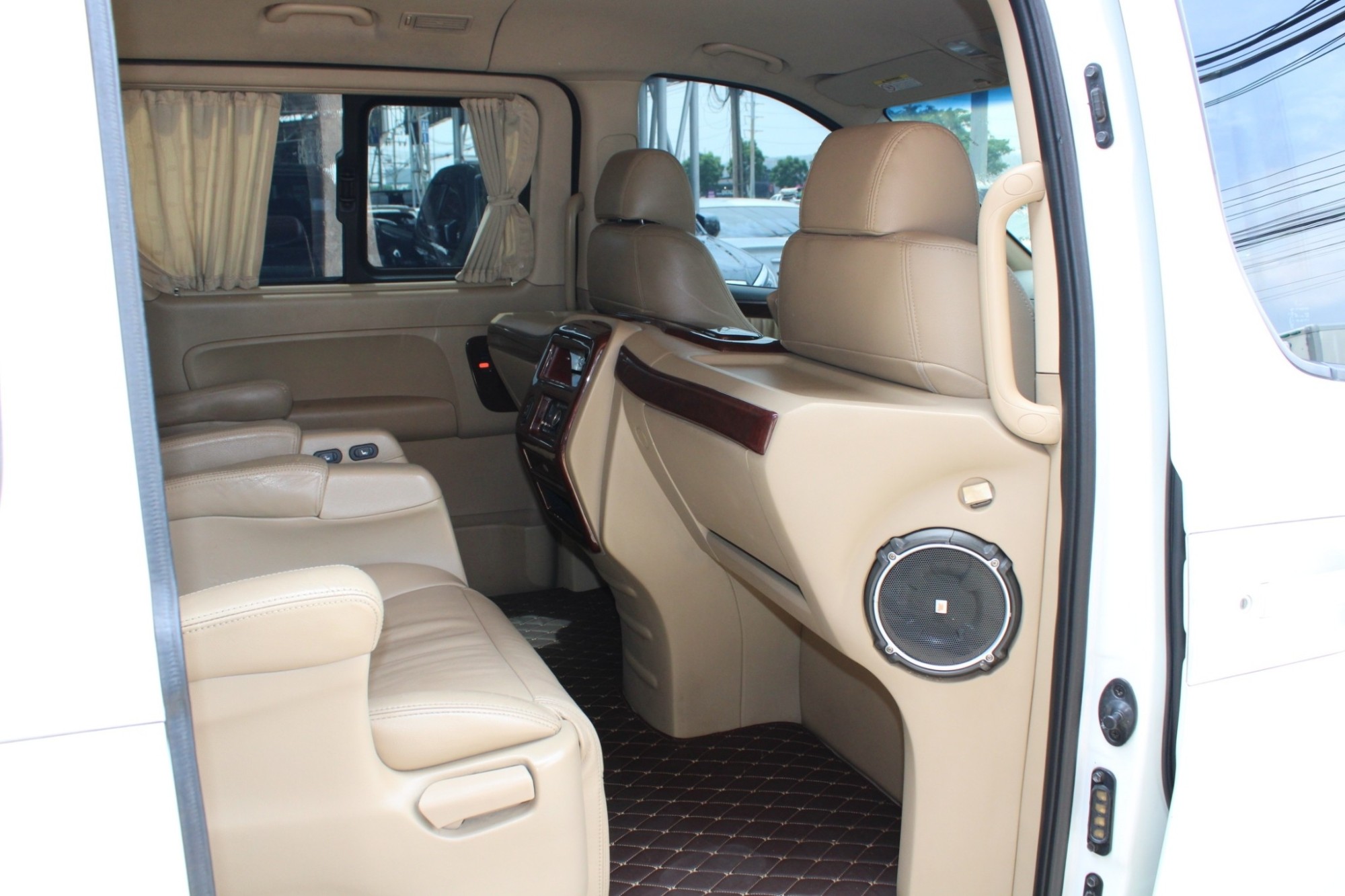 2012 Hyundai Grand Starex 2.5 VIP Wagon AT สีขาว เกียร์อัตโนมัติ 5 สปีด ทิปโทนิก เครื่องยนต์เทอร์โบดีเซล 175 Hp สุดประหยัด ภายในแต่งvip (รูปที่ 10)