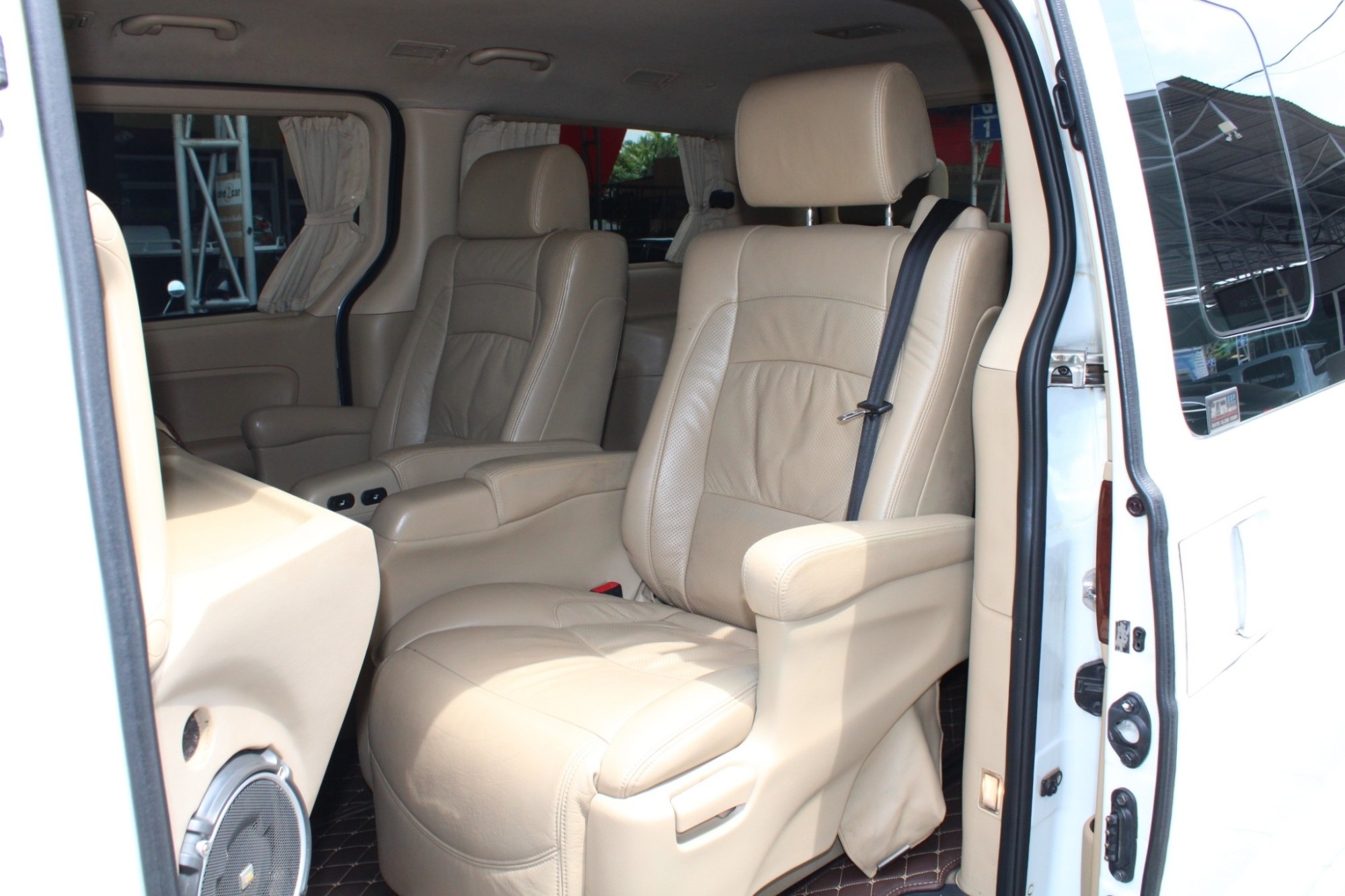 2012 Hyundai Grand Starex 2.5 VIP Wagon AT สีขาว เกียร์อัตโนมัติ 5 สปีด ทิปโทนิก เครื่องยนต์เทอร์โบดีเซล 175 Hp สุดประหยัด ภายในแต่งvip (รูปที่ 11)