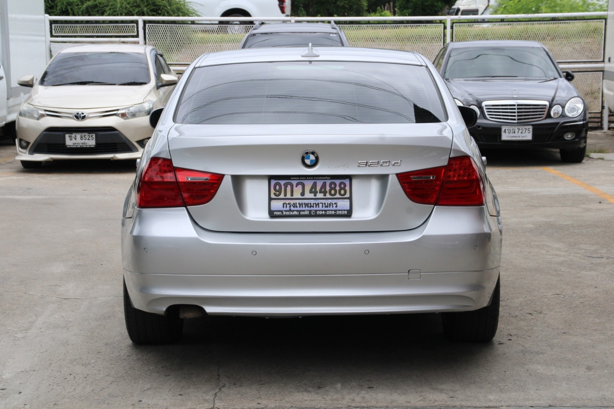 2010 BMW 320d 2.0 E90 SE Sedan AT สีเงิน เกียร์ออโต้ เครื่องดีเซล บอดี้สวย ไม่มีอุบัติเหตุ เป็นรุ่นที่ประหยัดเชื้อเพลิงดีมาก ขับสนุก