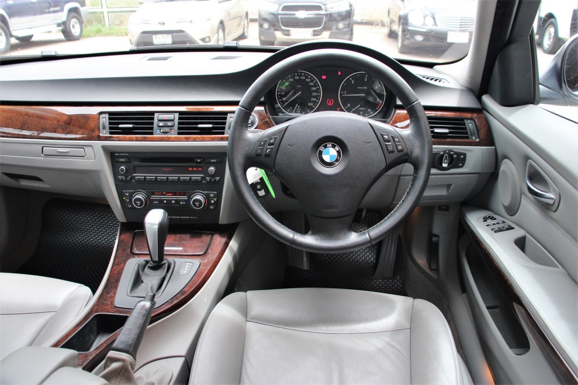 2010 BMW 320d 2.0 E90 SE Sedan AT สีเงิน เกียร์ออโต้ เครื่องดีเซล บอดี้สวย ไม่มีอุบัติเหตุ เป็นรุ่นที่ประหยัดเชื้อเพลิงดีมาก ขับสนุก (รูปที่ 10)