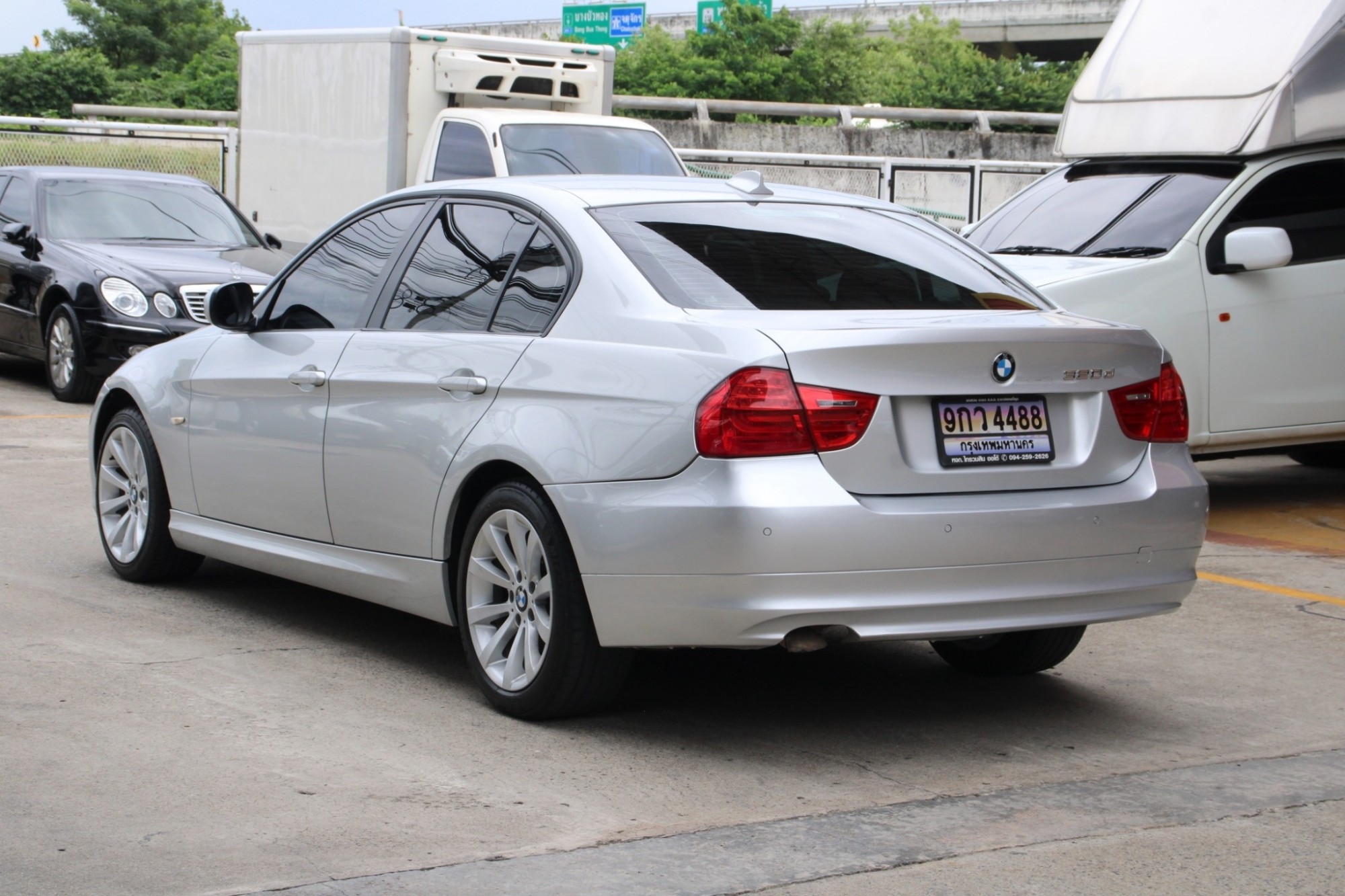 2010 BMW 320d 2.0 E90 SE Sedan AT สีเงิน เกียร์ออโต้ เครื่องดีเซล บอดี้สวย ไม่มีอุบัติเหตุ เป็นรุ่นที่ประหยัดเชื้อเพลิงดีมาก ขับสนุก (รูปที่ 3)