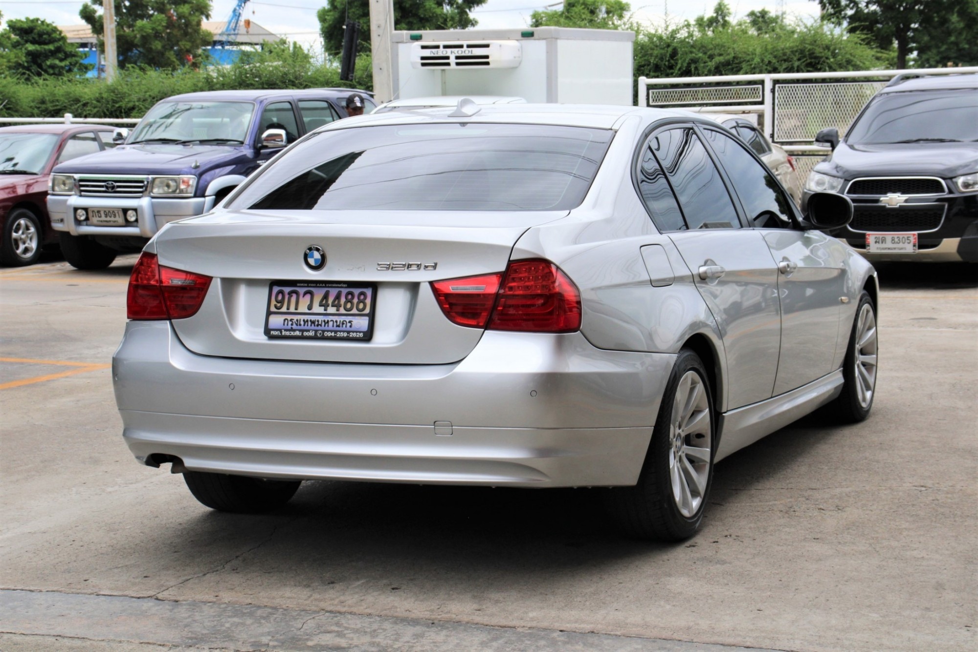 2010 BMW 320d 2.0 E90 SE Sedan AT สีเงิน เกียร์ออโต้ เครื่องดีเซล บอดี้สวย ไม่มีอุบัติเหตุ เป็นรุ่นที่ประหยัดเชื้อเพลิงดีมาก ขับสนุก