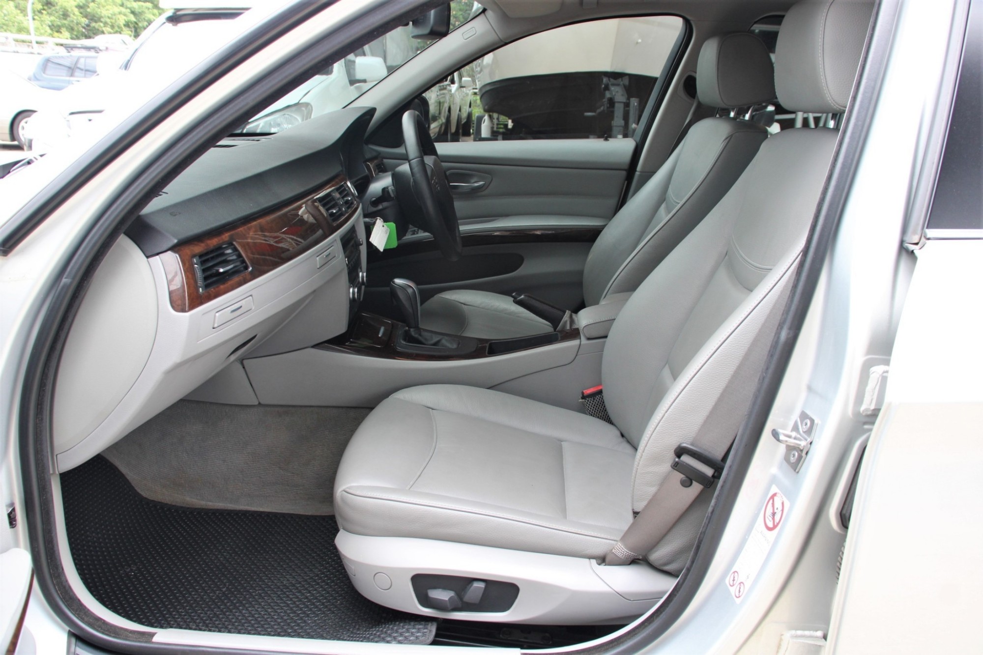 2010 BMW 320d 2.0 E90 SE Sedan AT สีเงิน เกียร์ออโต้ เครื่องดีเซล บอดี้สวย ไม่มีอุบัติเหตุ เป็นรุ่นที่ประหยัดเชื้อเพลิงดีมาก ขับสนุก (รูปที่ 8)
