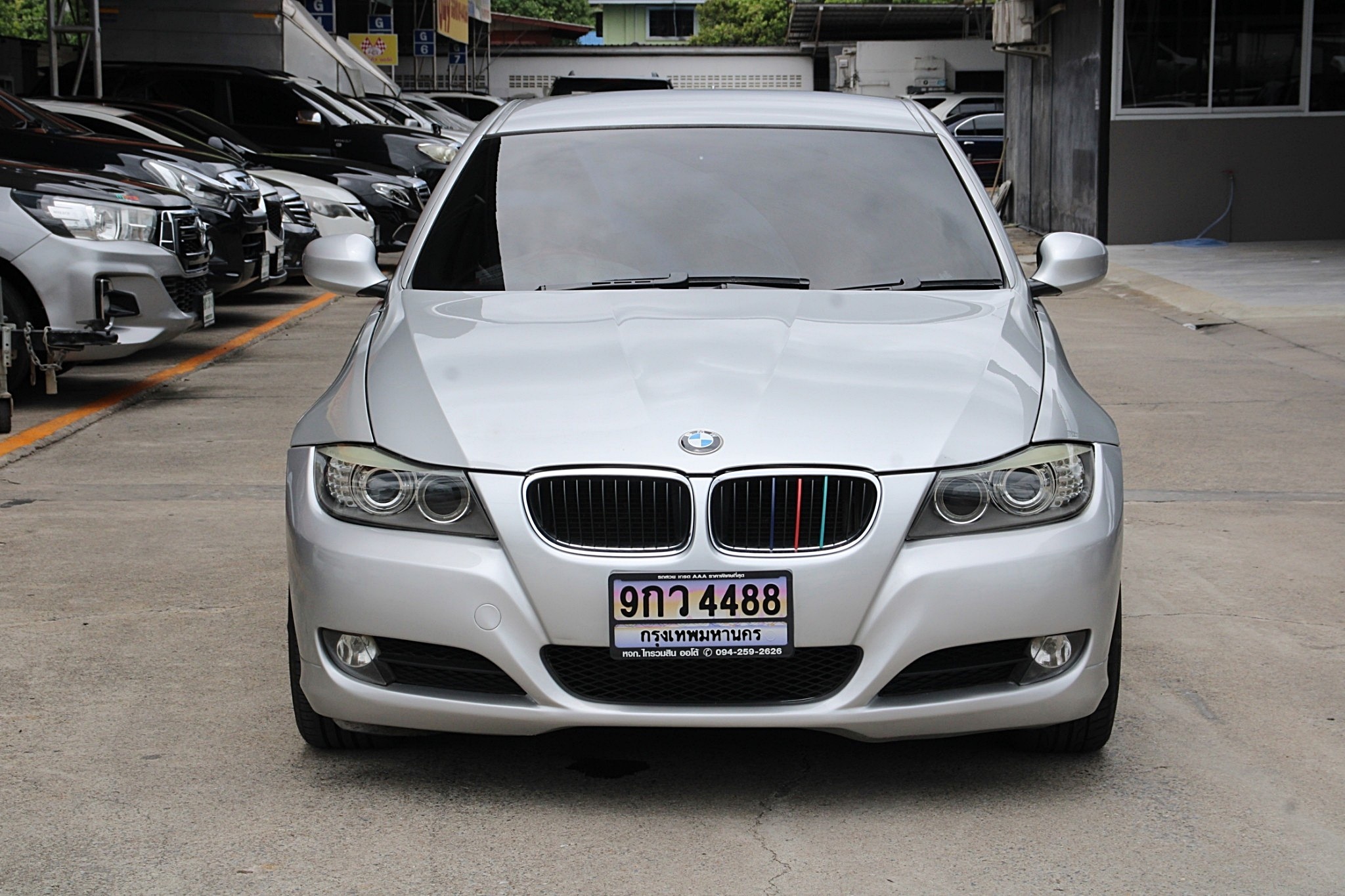2010 BMW 320d 2.0 E90 SE Sedan AT สีเงิน เกียร์ออโต้ เครื่องดีเซล บอดี้สวย ไม่มีอุบัติเหตุ เป็นรุ่นที่ประหยัดเชื้อเพลิงดีมาก ขับสนุก