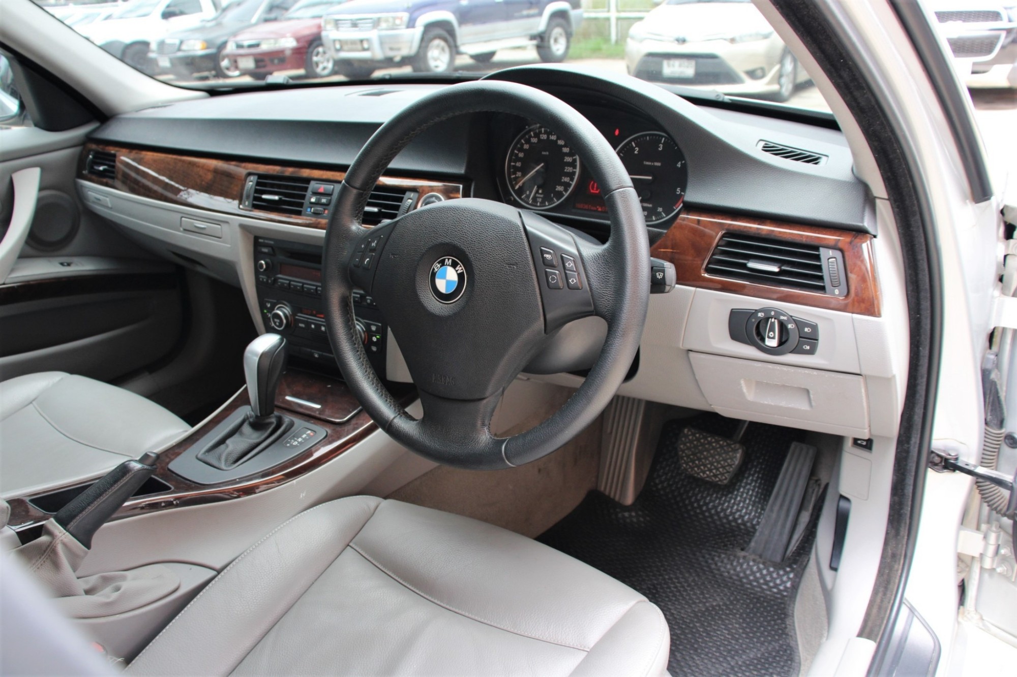 2010 BMW 320d 2.0 E90 SE Sedan AT สีเงิน เกียร์ออโต้ เครื่องดีเซล บอดี้สวย ไม่มีอุบัติเหตุ เป็นรุ่นที่ประหยัดเชื้อเพลิงดีมาก ขับสนุก (รูปที่ 7)