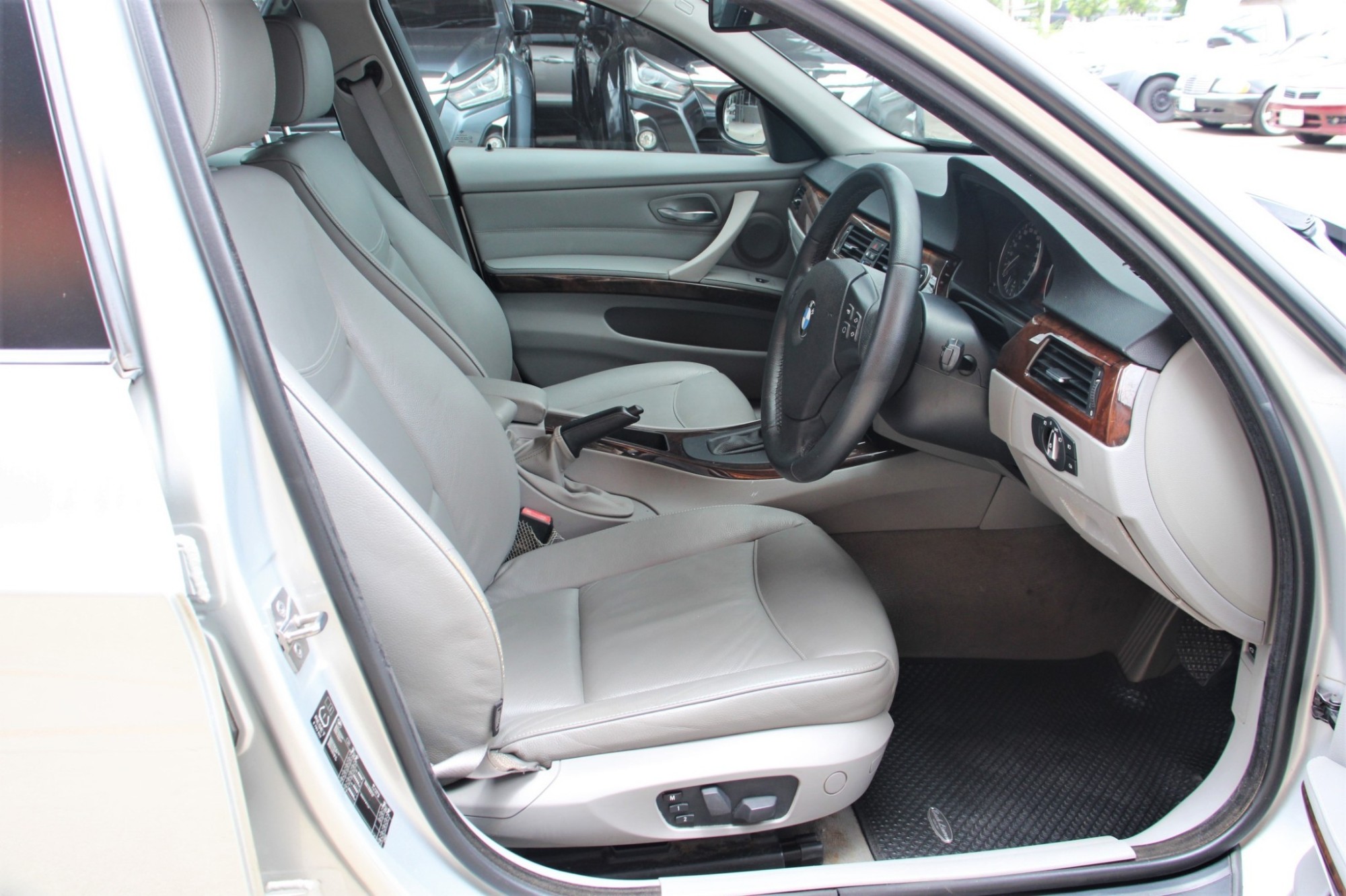 2010 BMW 320d 2.0 E90 SE Sedan AT สีเงิน เกียร์ออโต้ เครื่องดีเซล บอดี้สวย ไม่มีอุบัติเหตุ เป็นรุ่นที่ประหยัดเชื้อเพลิงดีมาก ขับสนุก (รูปที่ 4)