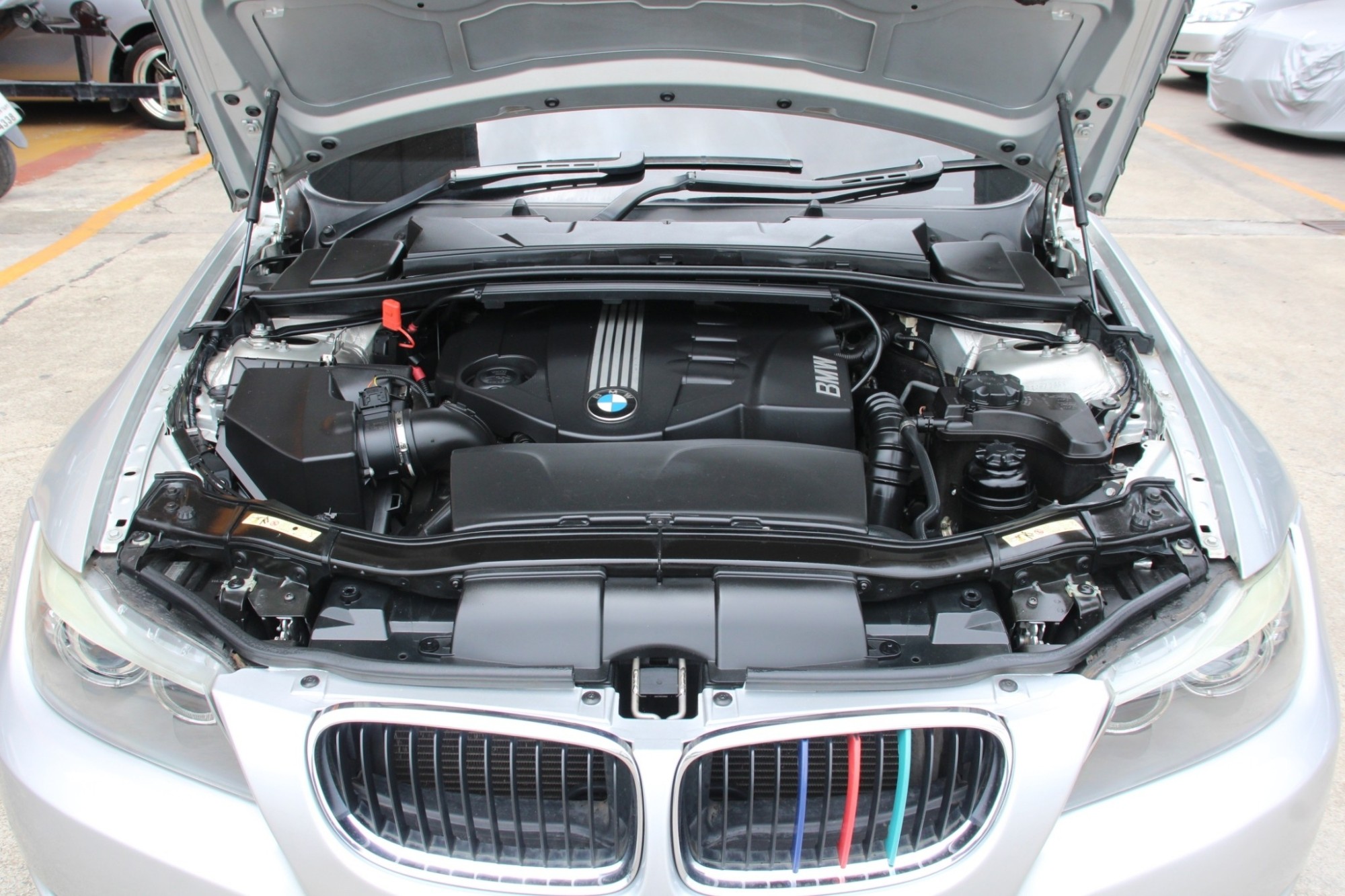 2010 BMW 320d 2.0 E90 SE Sedan AT สีเงิน เกียร์ออโต้ เครื่องดีเซล บอดี้สวย ไม่มีอุบัติเหตุ เป็นรุ่นที่ประหยัดเชื้อเพลิงดีมาก ขับสนุก (รูปที่ 11)