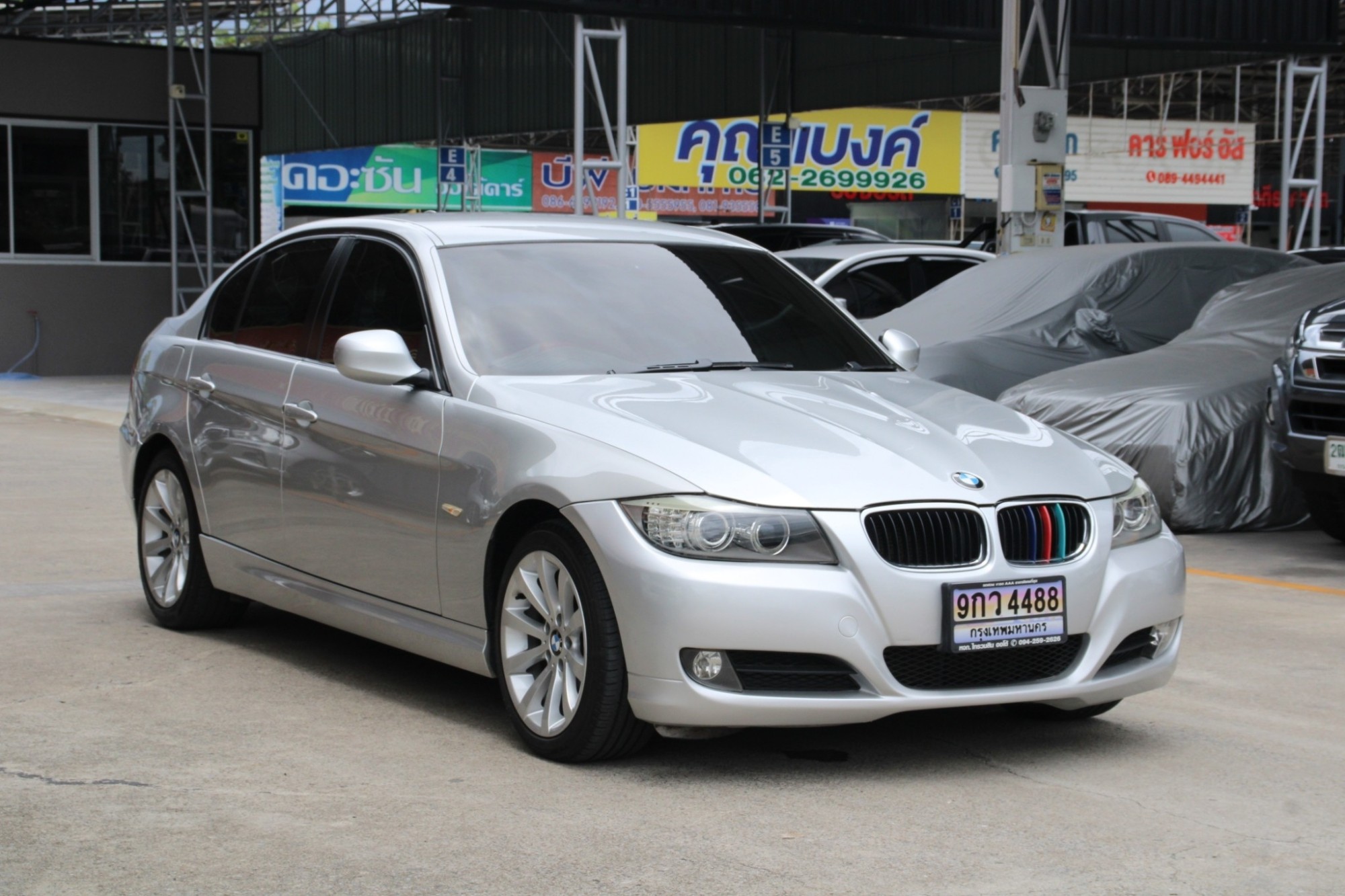 2010 BMW 320d 2.0 E90 SE Sedan AT สีเงิน เกียร์ออโต้ เครื่องดีเซล บอดี้สวย ไม่มีอุบัติเหตุ เป็นรุ่นที่ประหยัดเชื้อเพลิงดีมาก ขับสนุก