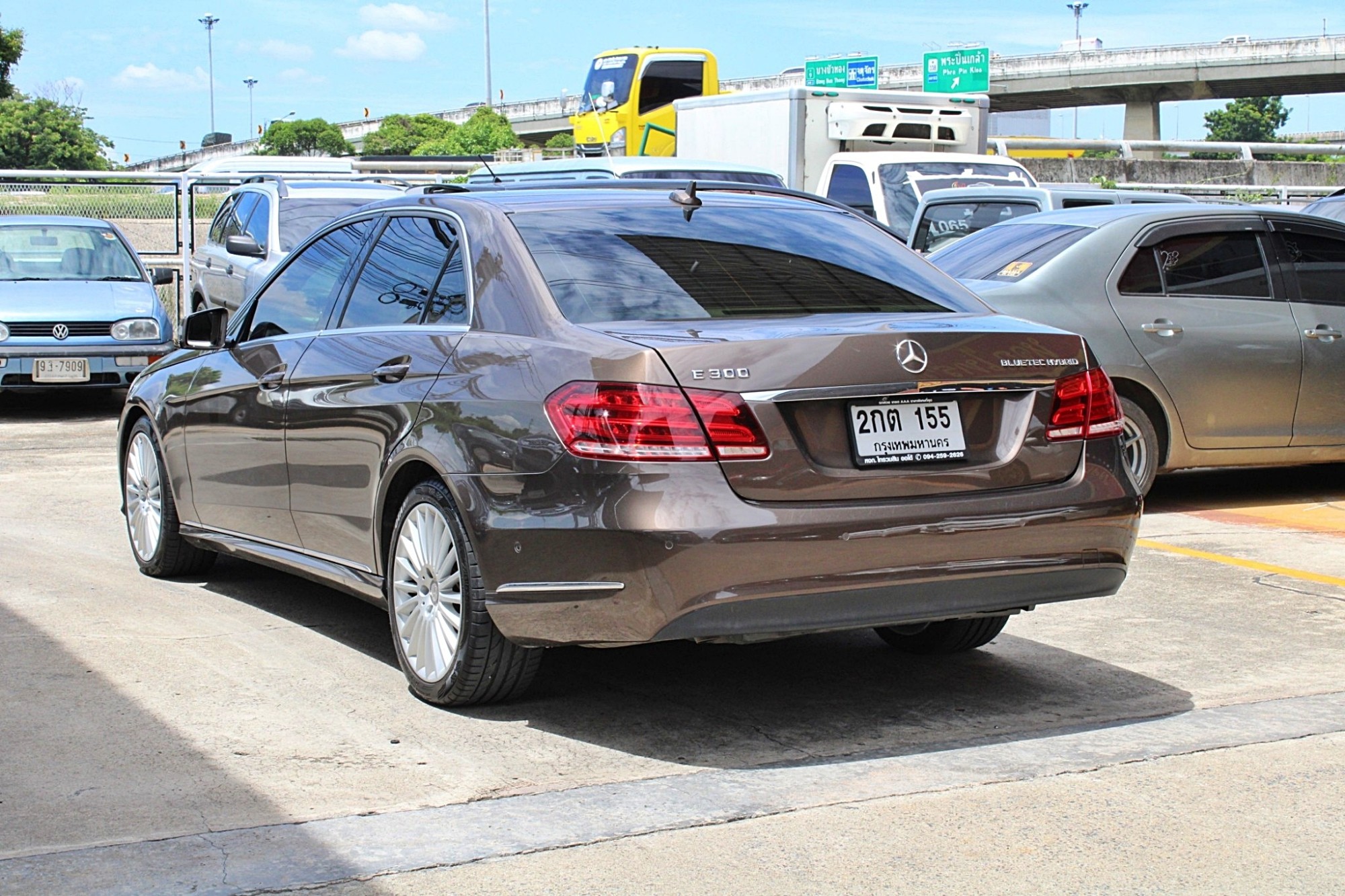 2015 Mercedes-Benz E300 2.1 W212 Executive Blue TEC HYBRID Diesel AT สีน้ำตาล รถบ้านเดิมๆ รถศูนย์ Benz Thailand มือแรกออกห้าง มีประวัติศูนย์ตามระยะ ไม (รูปที่ 7)