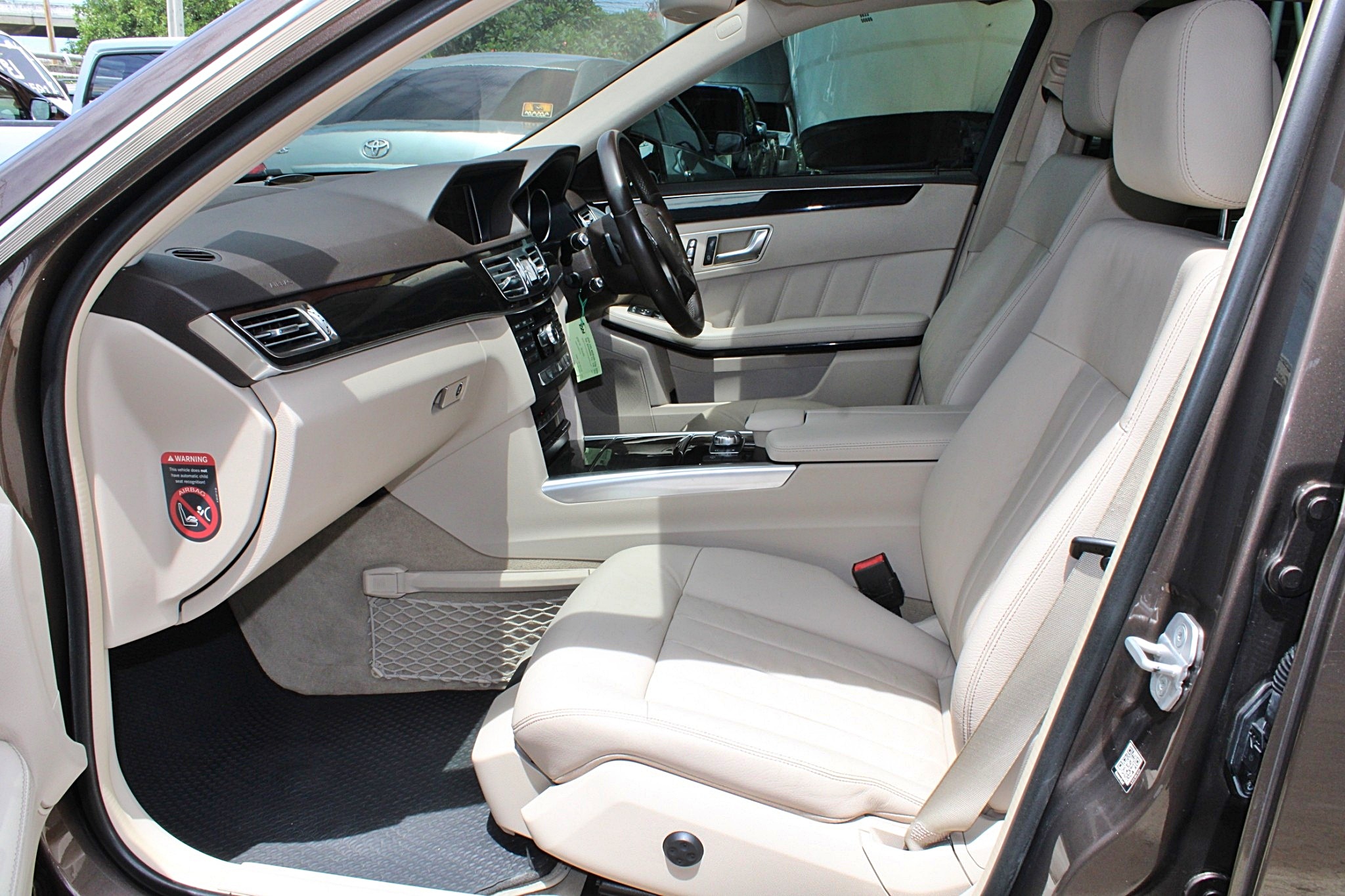 2015 Mercedes-Benz E300 2.1 W212 Executive Blue TEC HYBRID Diesel AT สีน้ำตาล รถบ้านเดิมๆ รถศูนย์ Benz Thailand มือแรกออกห้าง มีประวัติศูนย์ตามระยะ ไม (รูปที่ 12)