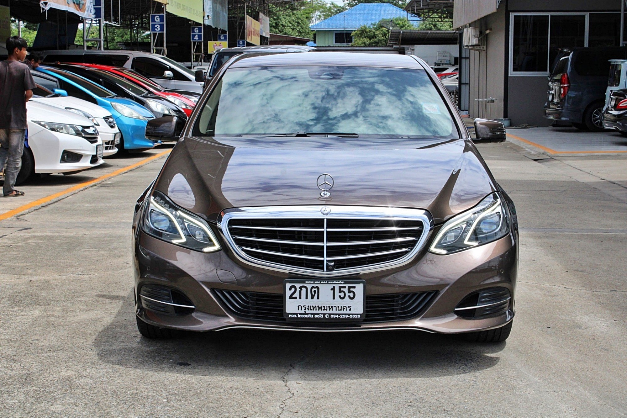 2015 Mercedes-Benz E300 2.1 W212 Executive Blue TEC HYBRID Diesel AT สีน้ำตาล รถบ้านเดิมๆ รถศูนย์ Benz Thailand มือแรกออกห้าง มีประวัติศูนย์ตามระยะ ไม