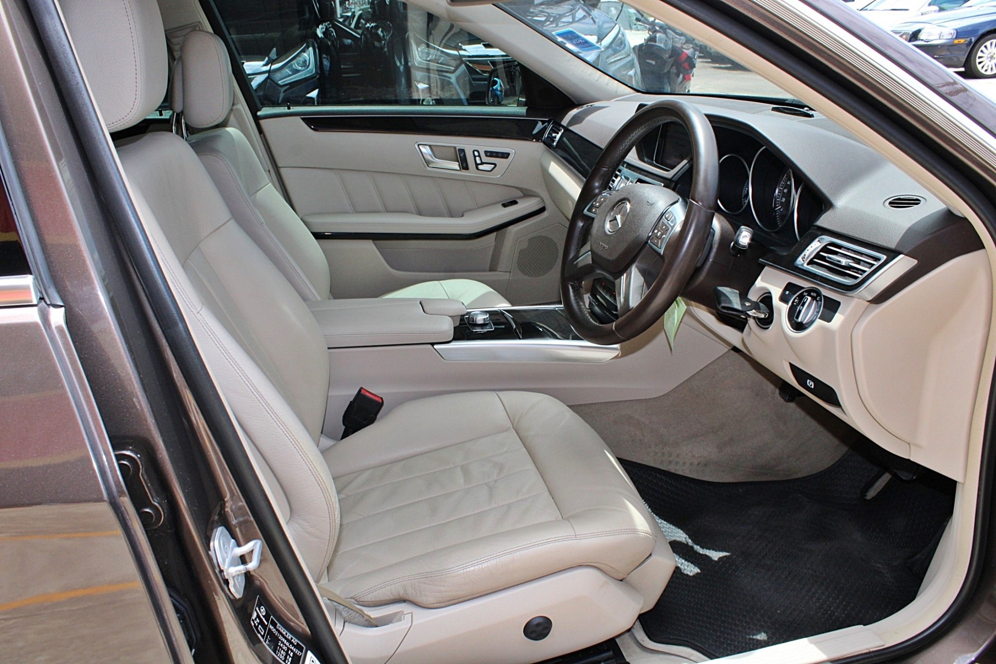 2015 Mercedes-Benz E300 2.1 W212 Executive Blue TEC HYBRID Diesel AT สีน้ำตาล รถบ้านเดิมๆ รถศูนย์ Benz Thailand มือแรกออกห้าง มีประวัติศูนย์ตามระยะ ไม (รูปที่ 11)