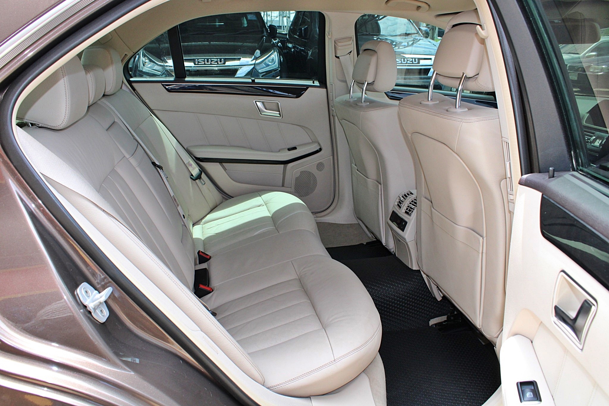 2015 Mercedes-Benz E300 2.1 W212 Executive Blue TEC HYBRID Diesel AT สีน้ำตาล รถบ้านเดิมๆ รถศูนย์ Benz Thailand มือแรกออกห้าง มีประวัติศูนย์ตามระยะ ไม (รูปที่ 5)
