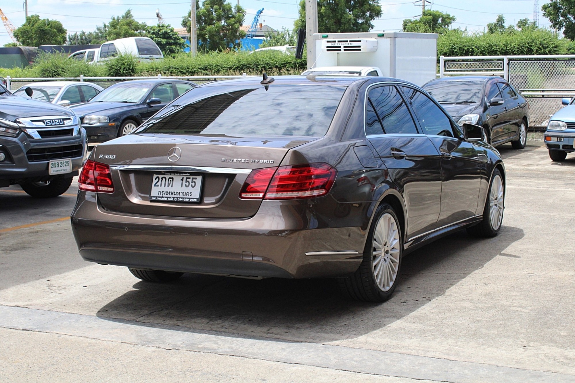 2015 Mercedes-Benz E300 2.1 W212 Executive Blue TEC HYBRID Diesel AT สีน้ำตาล รถบ้านเดิมๆ รถศูนย์ Benz Thailand มือแรกออกห้าง มีประวัติศูนย์ตามระยะ ไม