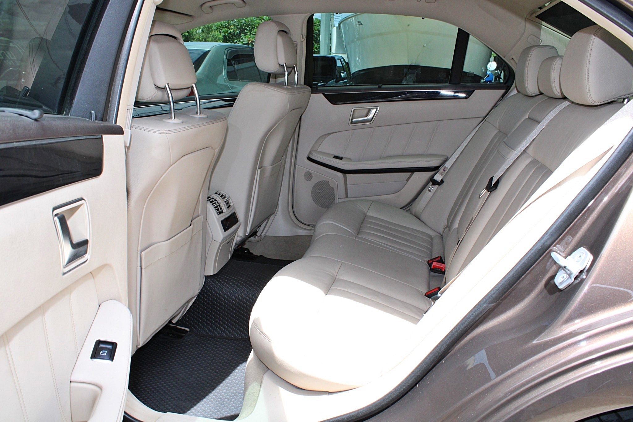 2015 Mercedes-Benz E300 2.1 W212 Executive Blue TEC HYBRID Diesel AT สีน้ำตาล รถบ้านเดิมๆ รถศูนย์ Benz Thailand มือแรกออกห้าง มีประวัติศูนย์ตามระยะ ไม (รูปที่ 8)