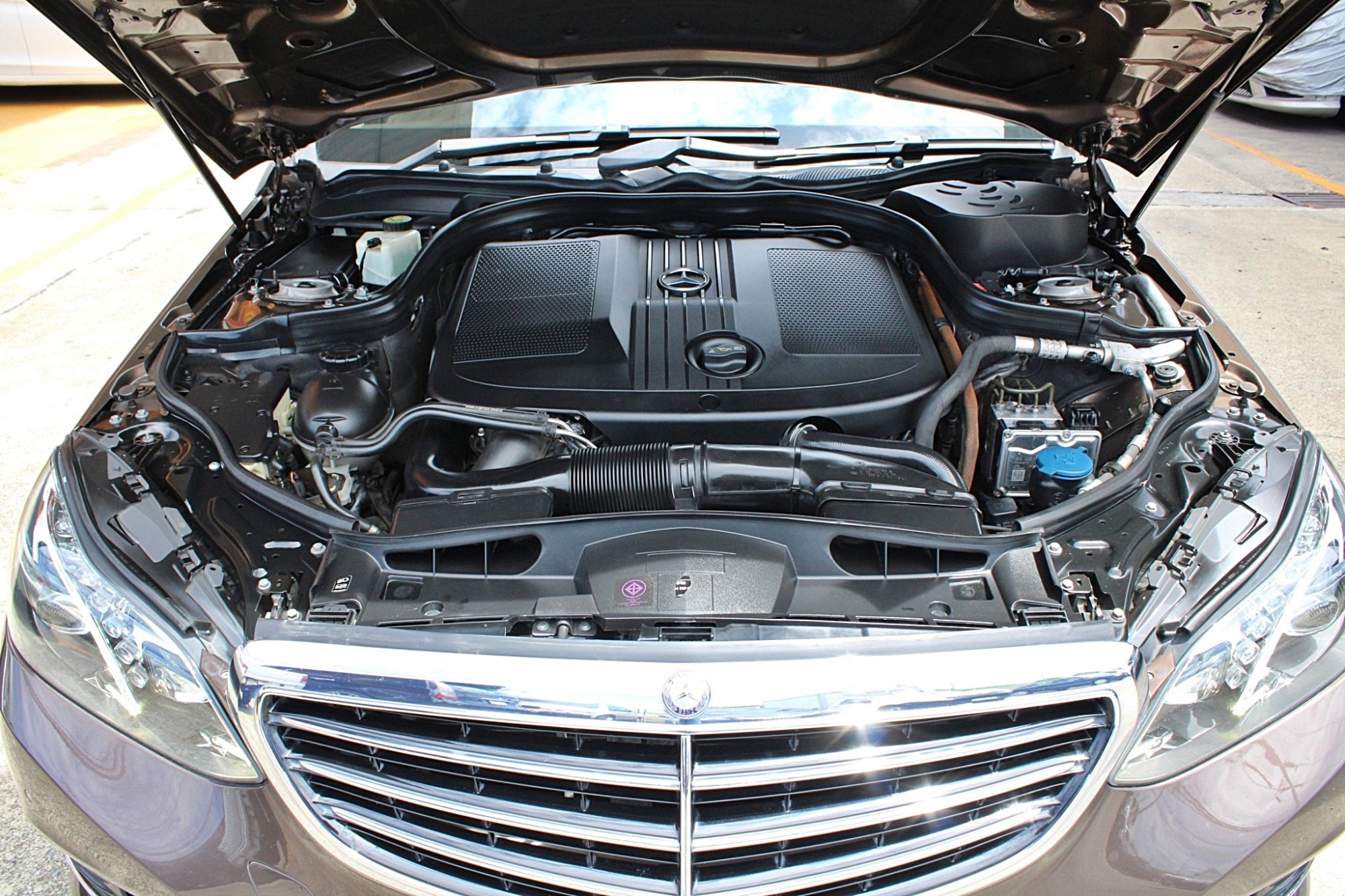 2015 Mercedes-Benz E300 2.1 W212 Executive Blue TEC HYBRID Diesel AT สีน้ำตาล รถบ้านเดิมๆ รถศูนย์ Benz Thailand มือแรกออกห้าง มีประวัติศูนย์ตามระยะ ไม (รูปที่ 14)