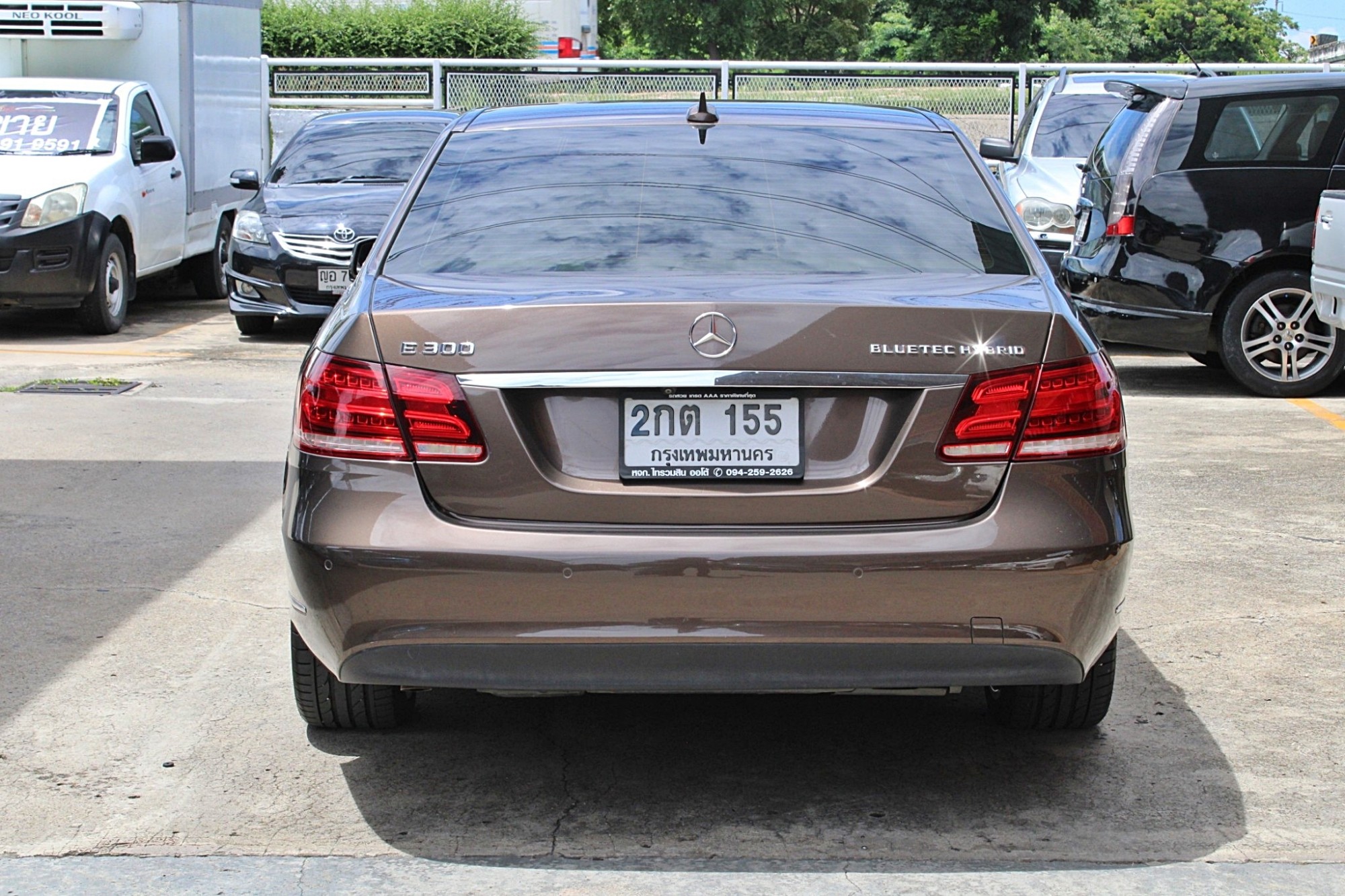 2015 Mercedes-Benz E300 2.1 W212 Executive Blue TEC HYBRID Diesel AT สีน้ำตาล รถบ้านเดิมๆ รถศูนย์ Benz Thailand มือแรกออกห้าง มีประวัติศูนย์ตามระยะ ไม (รูปที่ 13)