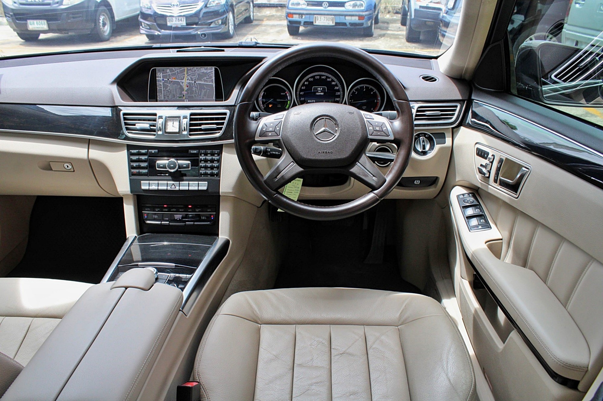 2015 Mercedes-Benz E300 2.1 W212 Executive Blue TEC HYBRID Diesel AT สีน้ำตาล รถบ้านเดิมๆ รถศูนย์ Benz Thailand มือแรกออกห้าง มีประวัติศูนย์ตามระยะ ไม (รูปที่ 9)