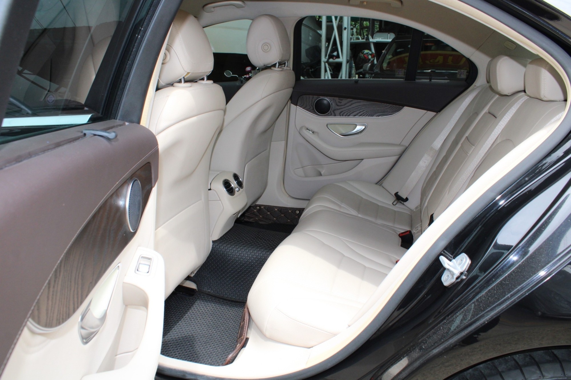 2016 Mercedes-Benz C300 2.1 W205 Blue TEC DIESEL HYBRID Exclusive AT สีดำ สุด Luxury ราคาสุดคุ้ม จากราคาป้ายแดง ราคา 2,840,000 !!!! (รูปที่ 5)