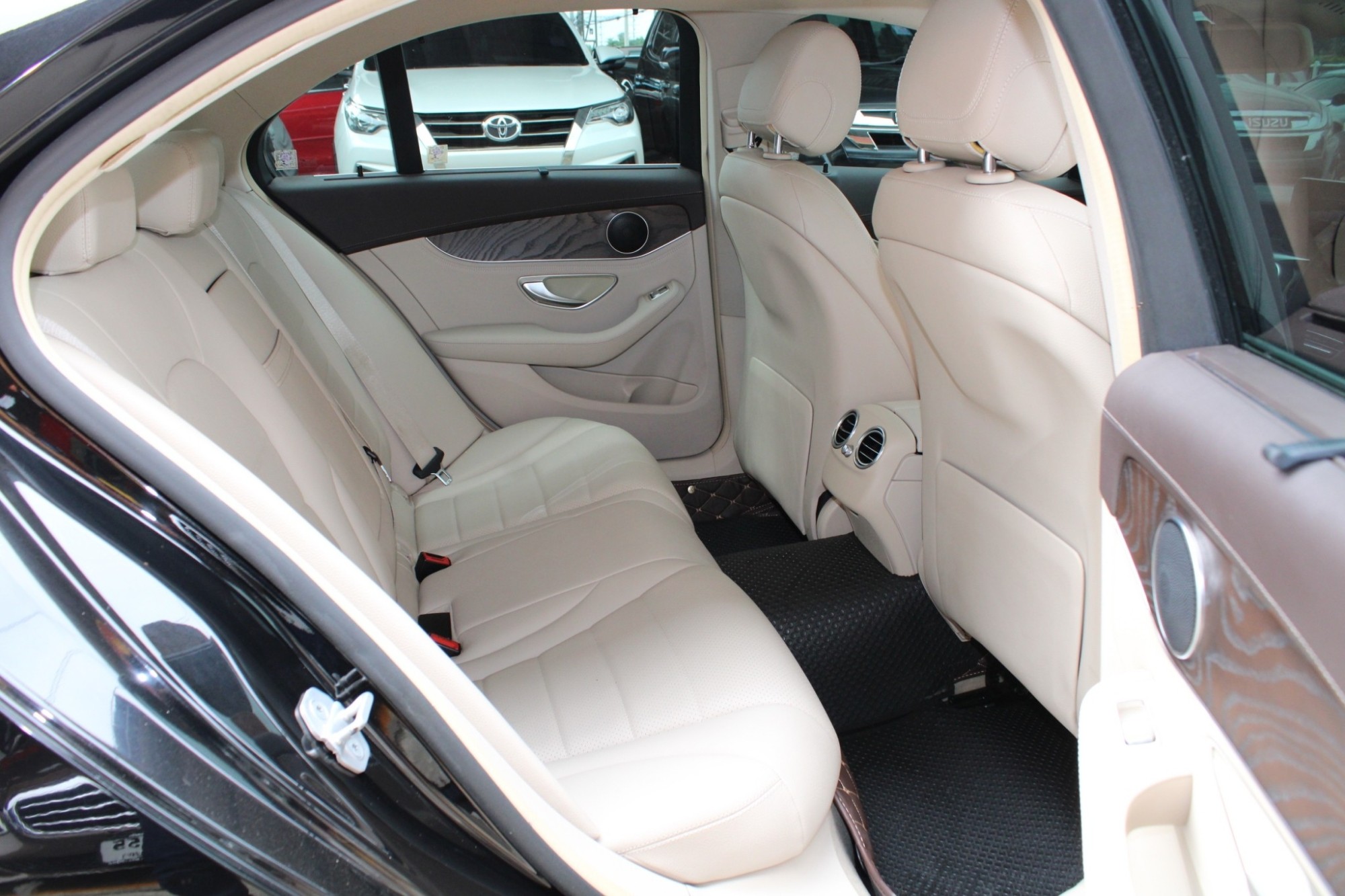 2016 Mercedes-Benz C300 2.1 W205 Blue TEC DIESEL HYBRID Exclusive AT สีดำ สุด Luxury ราคาสุดคุ้ม จากราคาป้ายแดง ราคา 2,840,000 !!!! (รูปที่ 11)