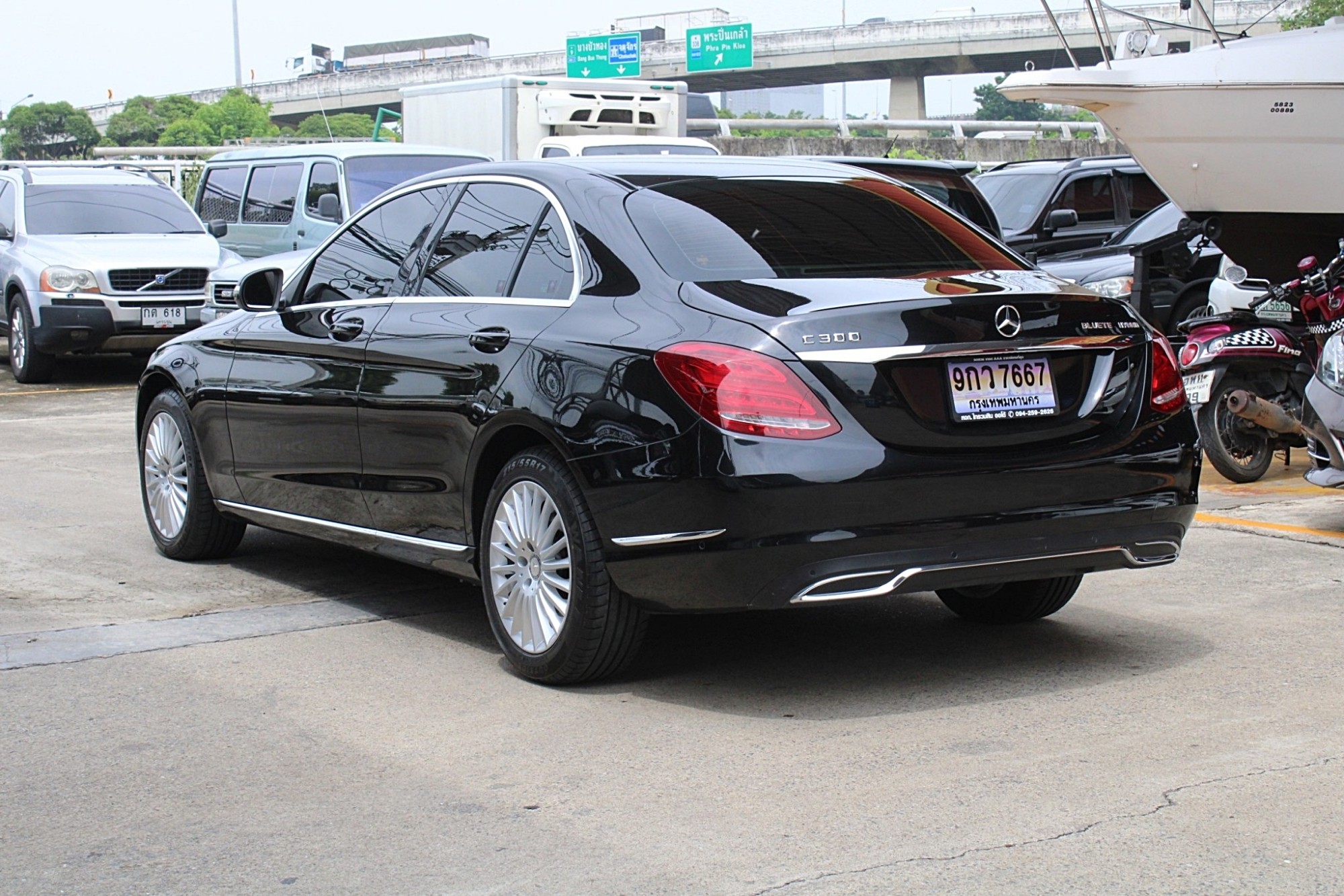 2016 Mercedes-Benz C300 2.1 W205 Blue TEC DIESEL HYBRID Exclusive AT สีดำ สุด Luxury ราคาสุดคุ้ม จากราคาป้ายแดง ราคา 2,840,000 !!!! (รูปที่ 13)